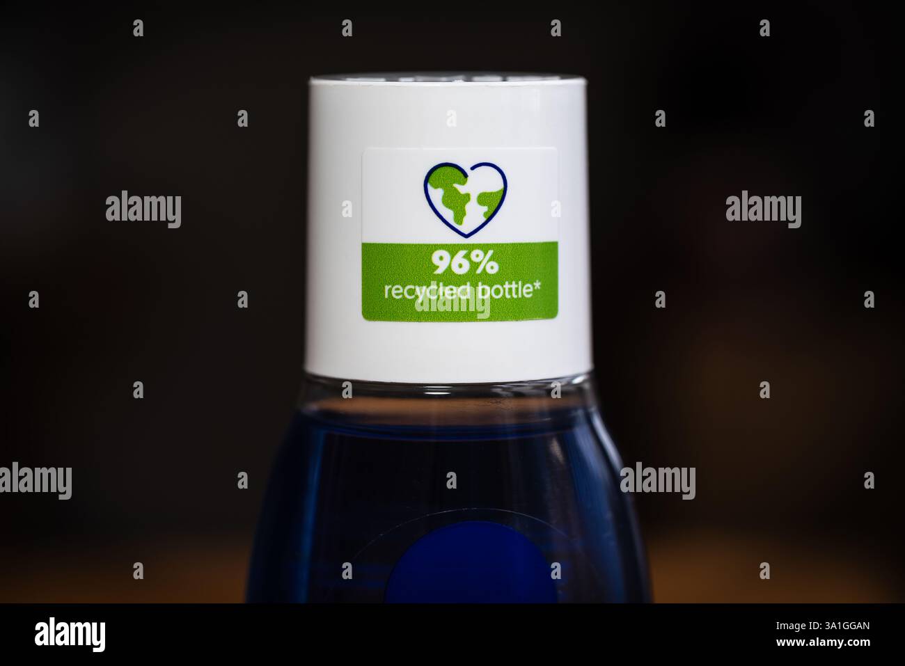 bottiglia di cosmetici riciclata al 96% da un produttore ecologico e sostenibile, concetto di riciclaggio della plastica Foto Stock