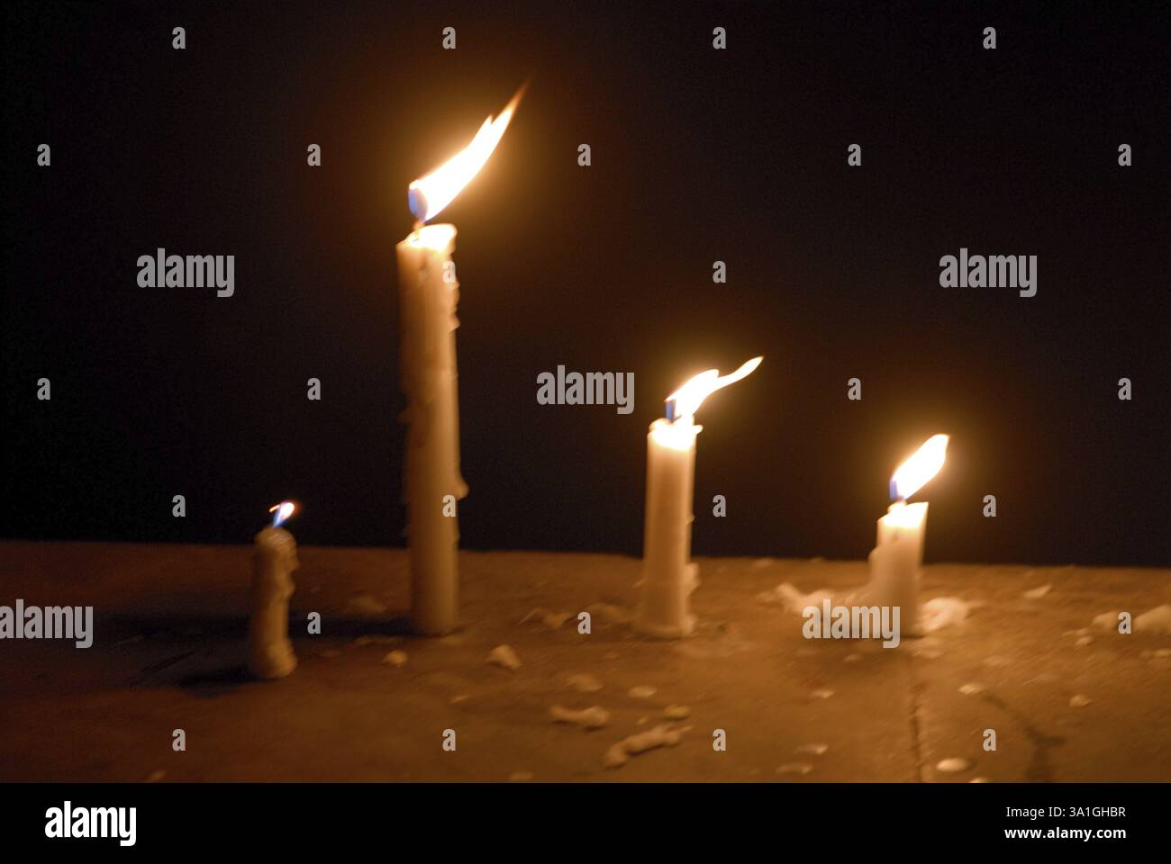 Candele di cera illuminate per celebrare il Festival di Gudi Padva, Capodanno della religione indù, Masunda Tank, Thane, Maharashtra, India, Asia Foto Stock