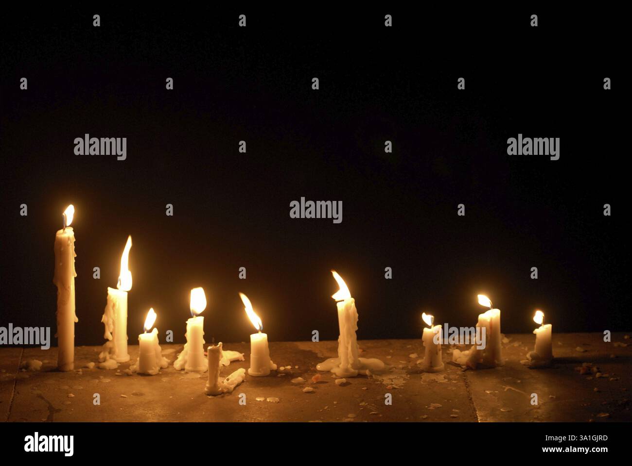 Candele di cera illuminate per celebrare il Festival di Gudi Padva, Capodanno della religione indù, Masunda Tank, Thane, Maharashtra, India, Asia Foto Stock