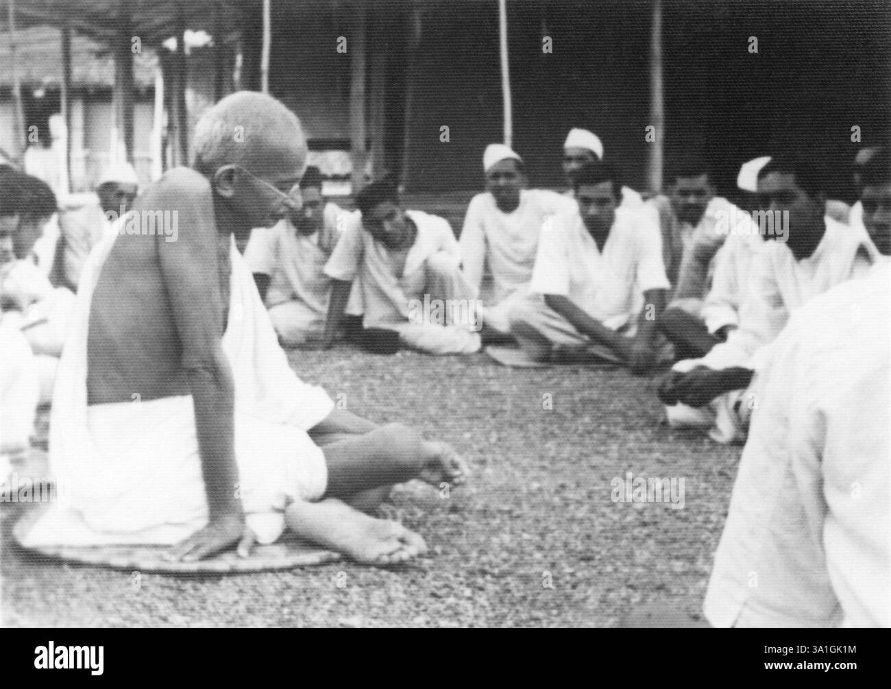 Mahatma Gandhi parla ai visitatori di Sevagram Ashram, 1942 NO MR Foto Stock
