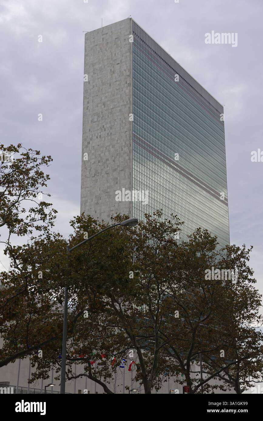 Sede delle Nazioni Unite, East River, Manhattan, una via delle bandiere degli stati membri delle Nazioni Unite vicino a una strada, New York City, New York, USA, Foto Stock