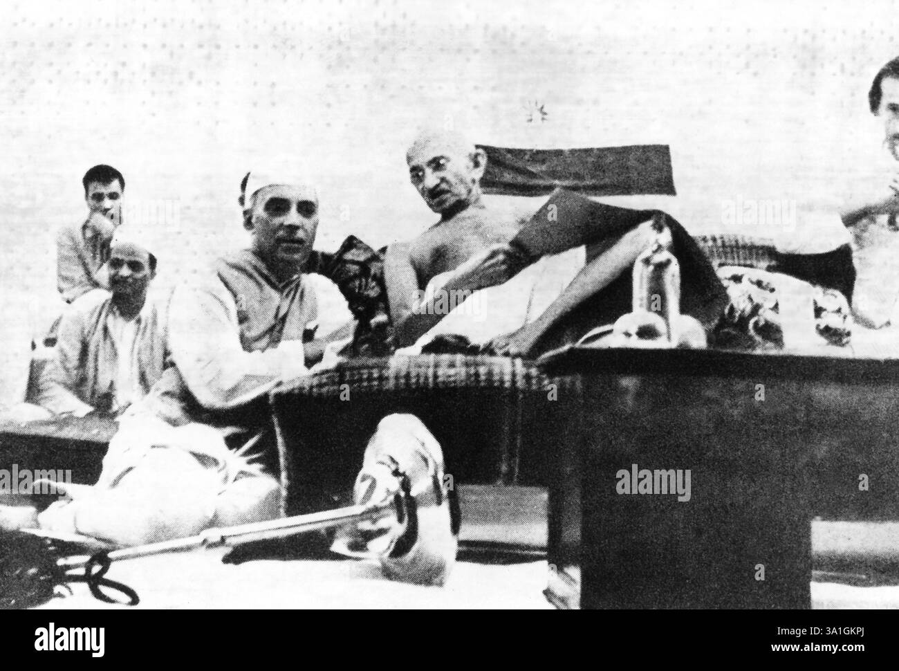 Mahatma Gandhi e Jawaharlal Nehru durante la riunione del Comitato del Congresso All India a Mumbai, agosto 1942, India NO MR Foto Stock