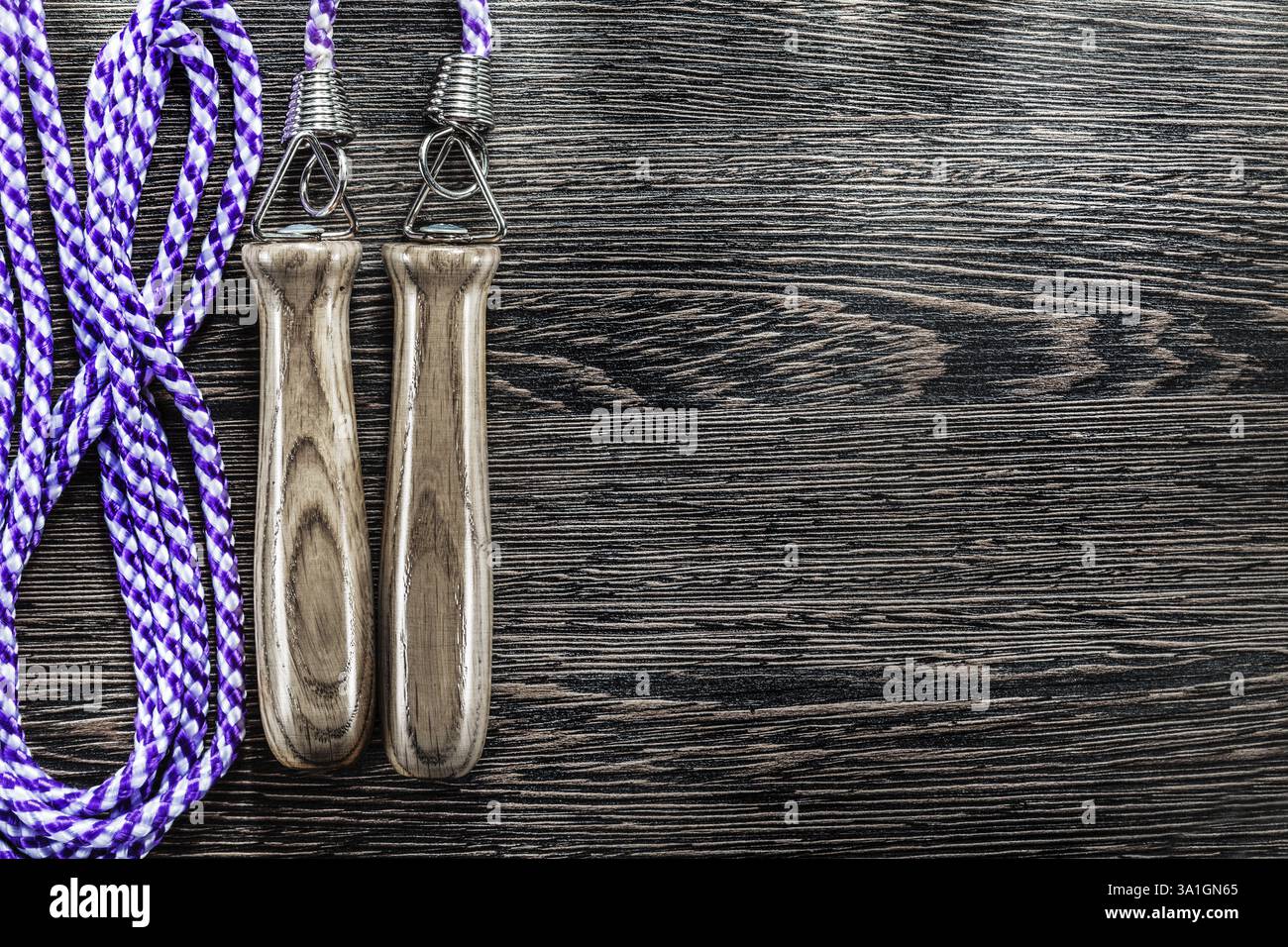 Nuova corda da salto su una tavola di legno vintage Foto Stock