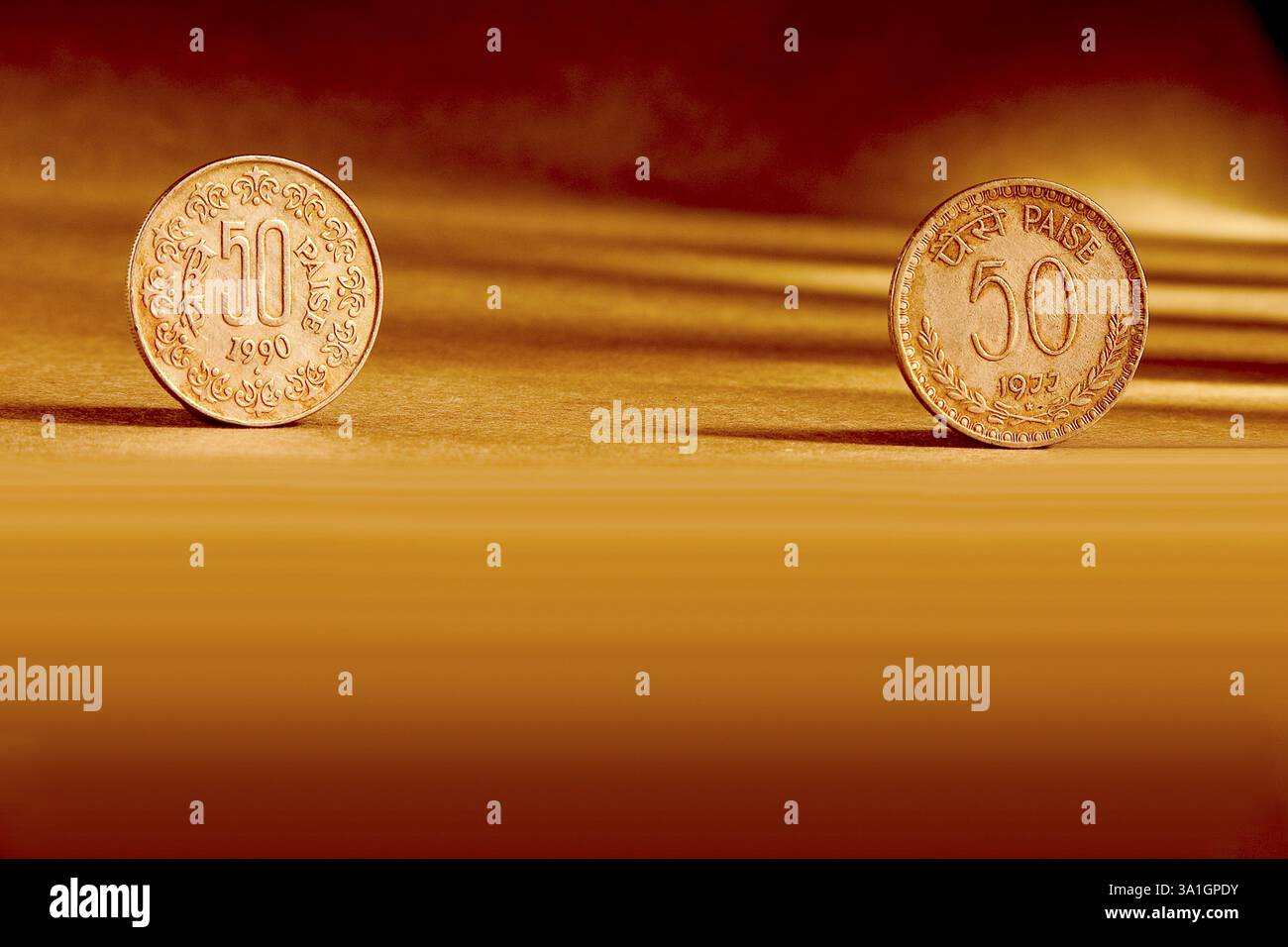 Doppia coppia valuta indiana paise cinquanta moneta sullo sfondo arancione Foto Stock