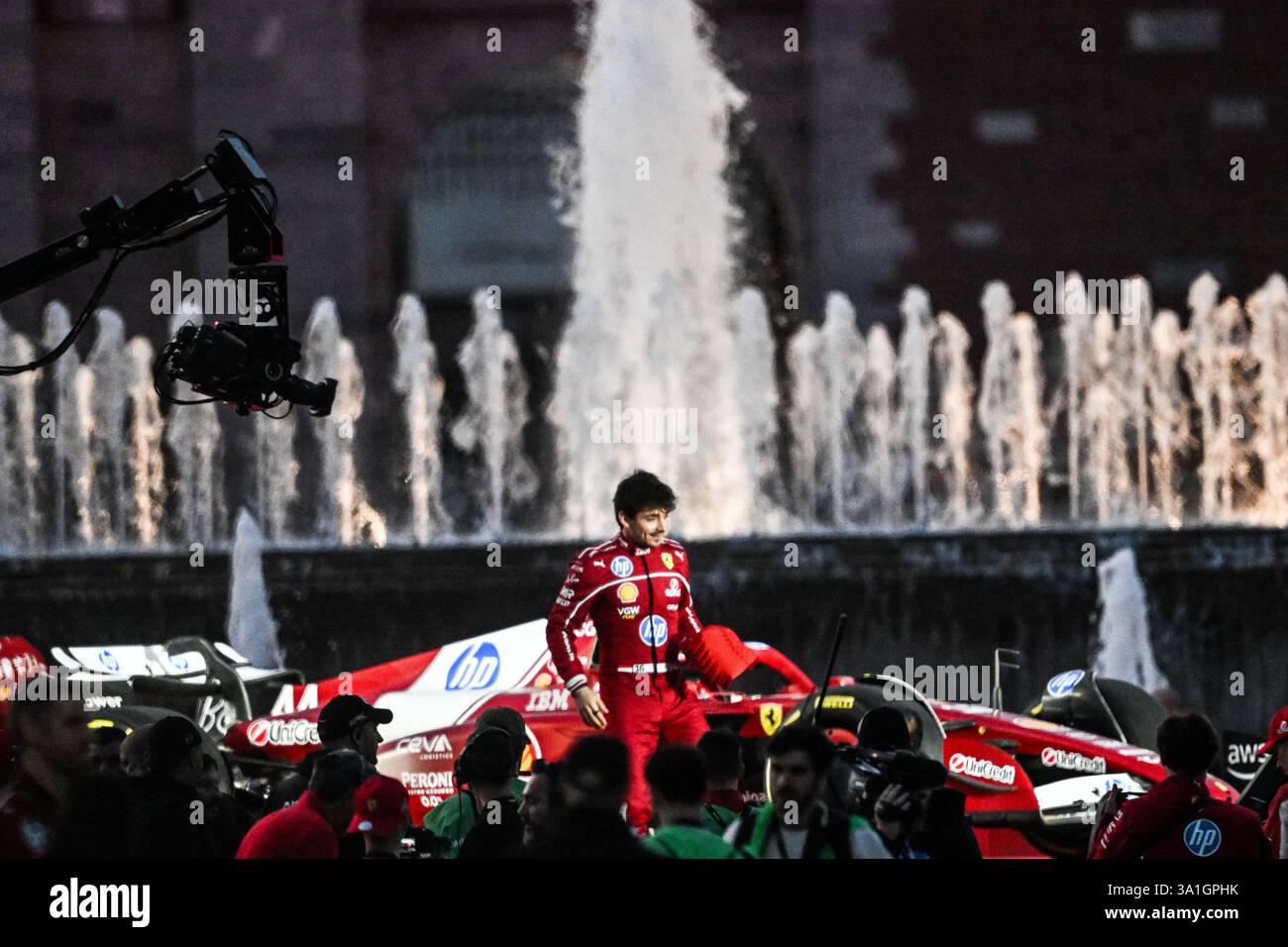 Italia. 6 marzo 2025. Il team piloti di Formula 1 Ferrari Charles Leclerc saluta i tifosi, il 6 marzo 2025 in Piazza del Castello a Milano (Credit Image: © Tiziano Ballabio/Pacific Press via ZUMA Press Wire) SOLO PER USO EDITORIALE! Non per USO commerciale! Foto Stock