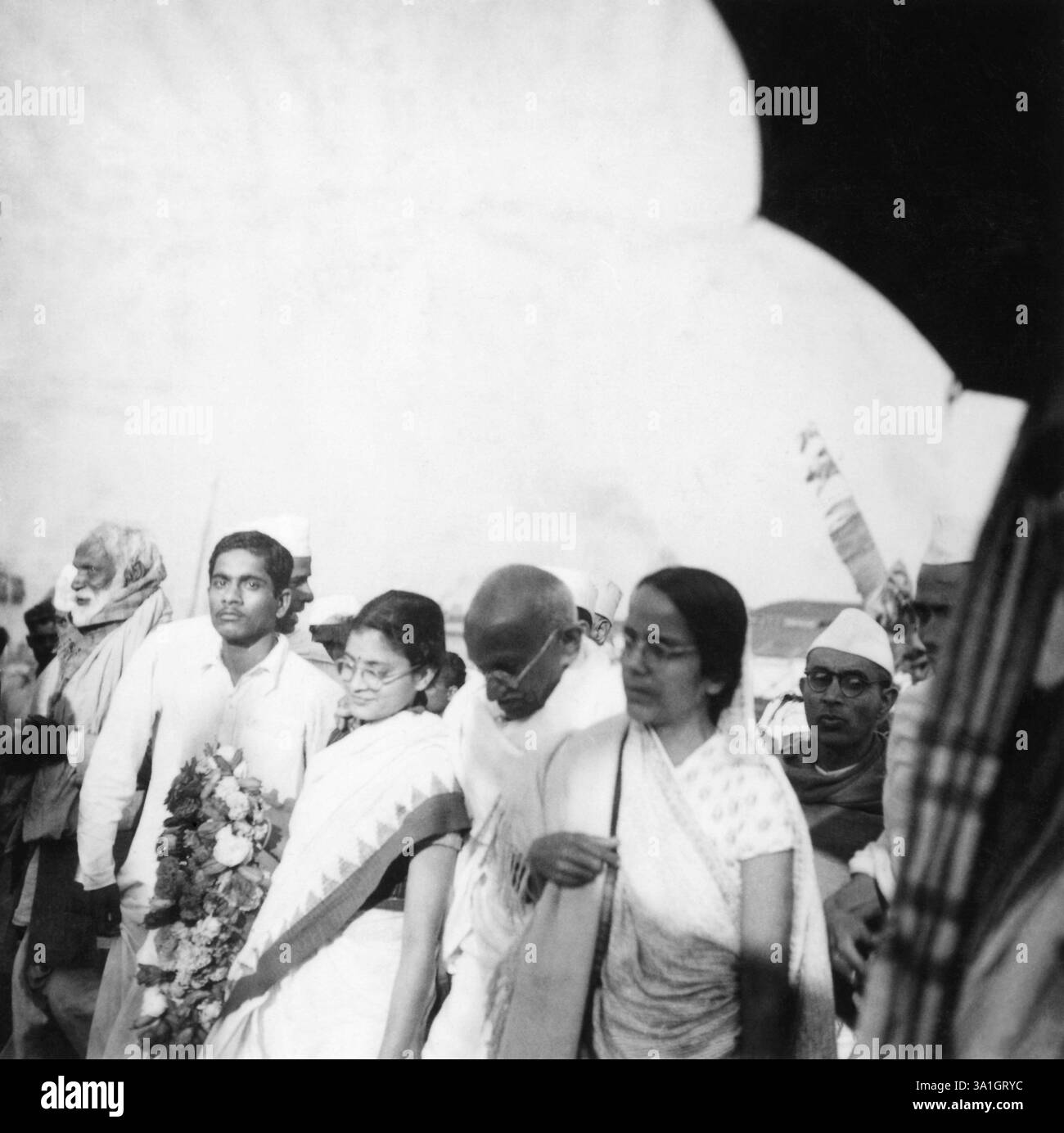Mahatma Gandhi che arriva ad una riunione di massa in Bengala, 1945 NO MR Foto Stock