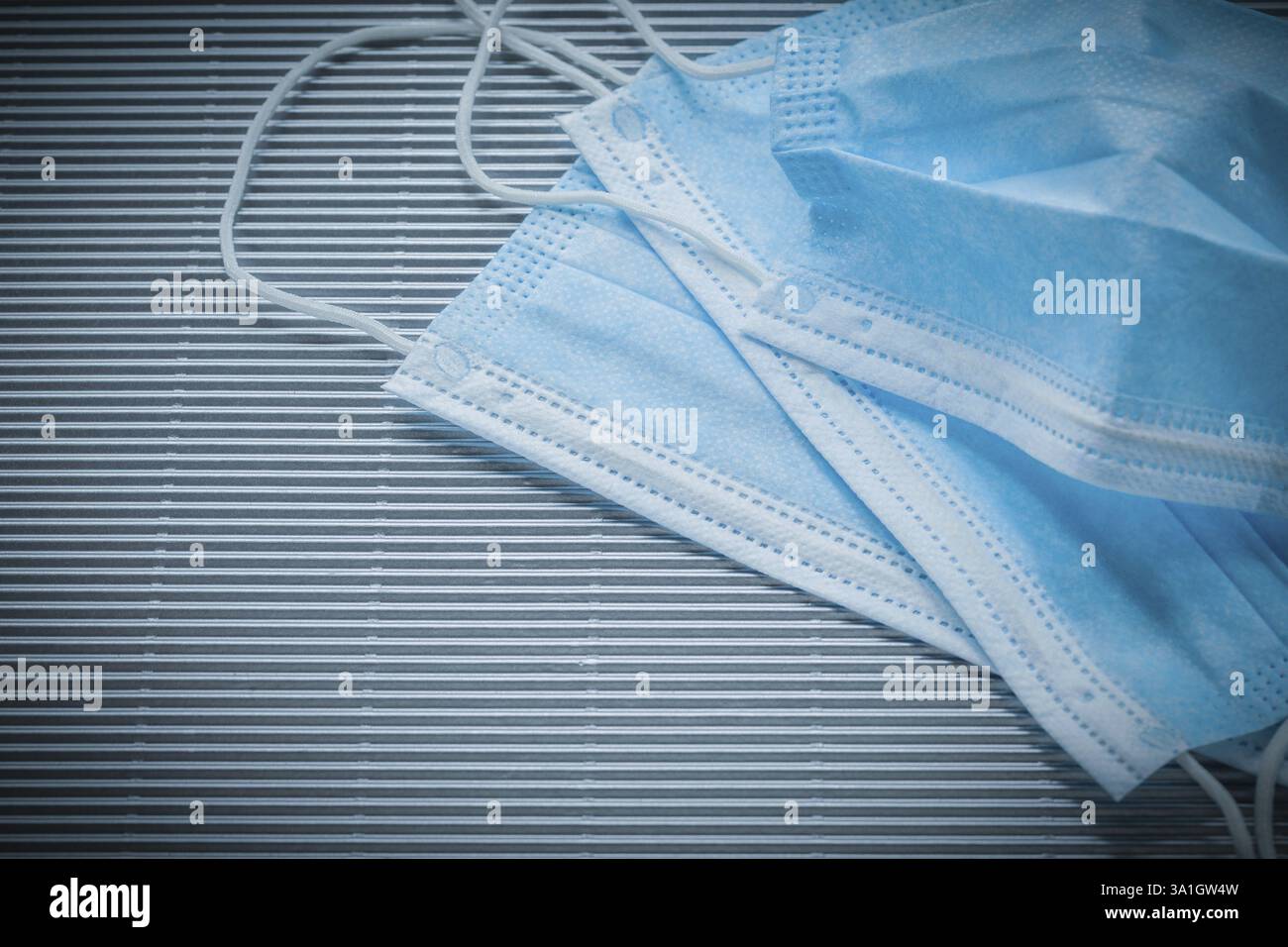 Maschere monouso mediche su sfondo a strisce Foto Stock