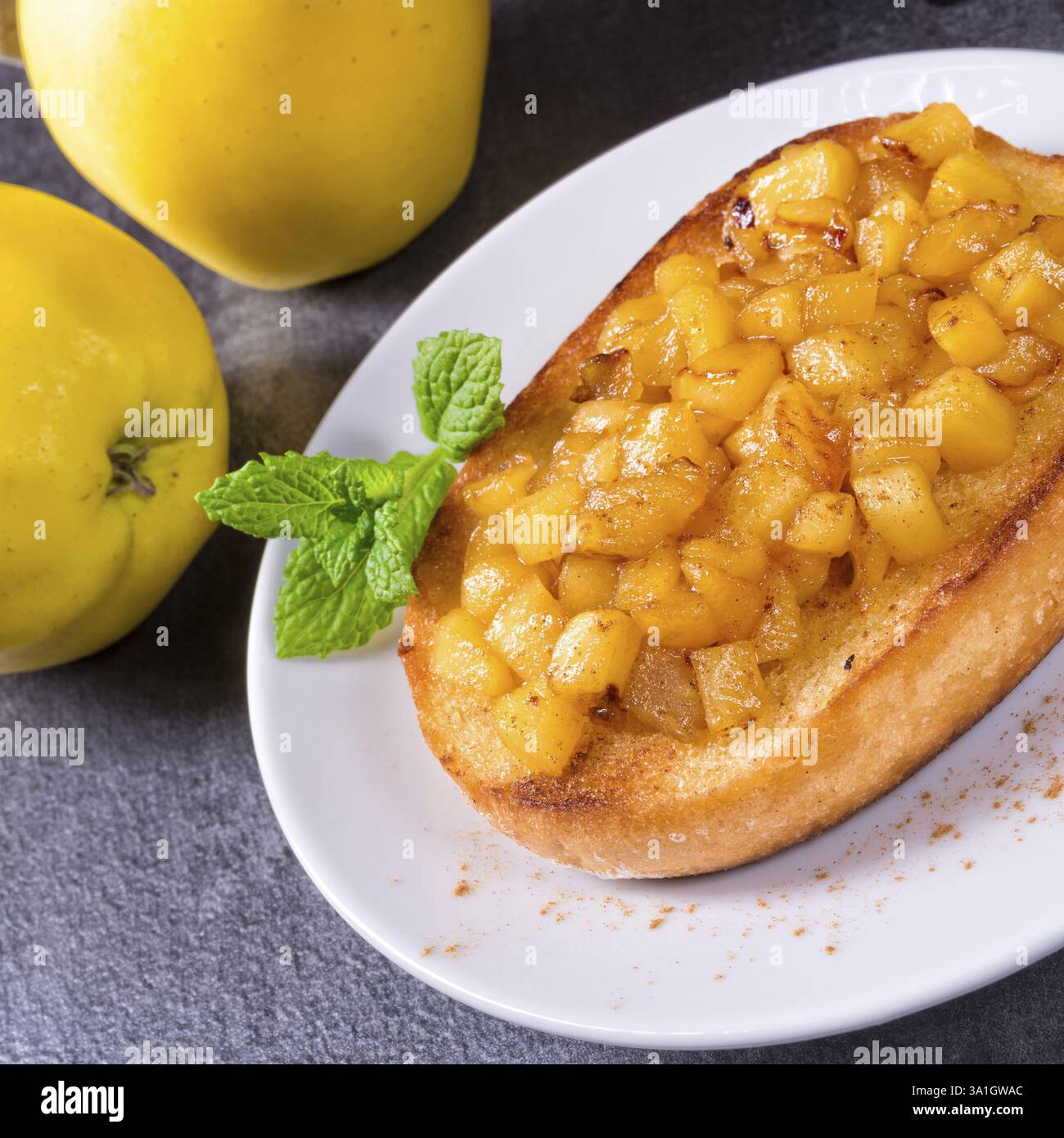 Apple diffusione di frutta con la cannella e la frutta in pezzi Foto Stock