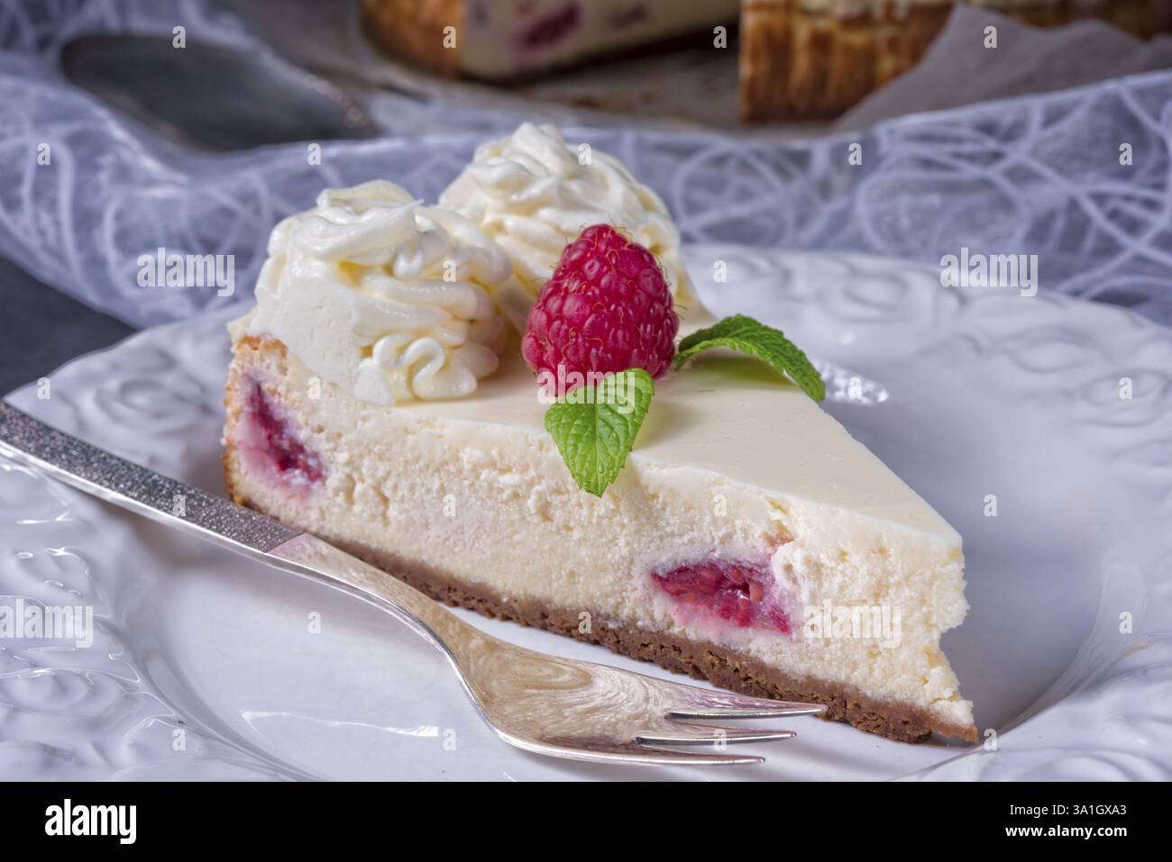 Torta fresca e deliziosa con crema di lamponi Foto Stock