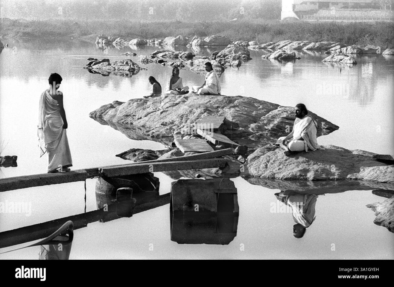 Sacerdote indù seduto sulle rocce, India, Asia Foto Stock