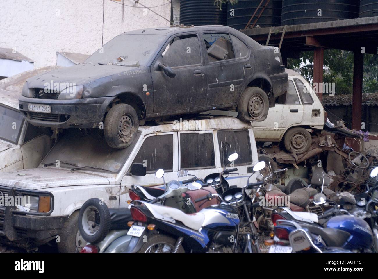 Auto fuori dalla stazione di polizia di Azad nagar, Bombay ora Mumbai, Maharashtra, India, Asia Foto Stock