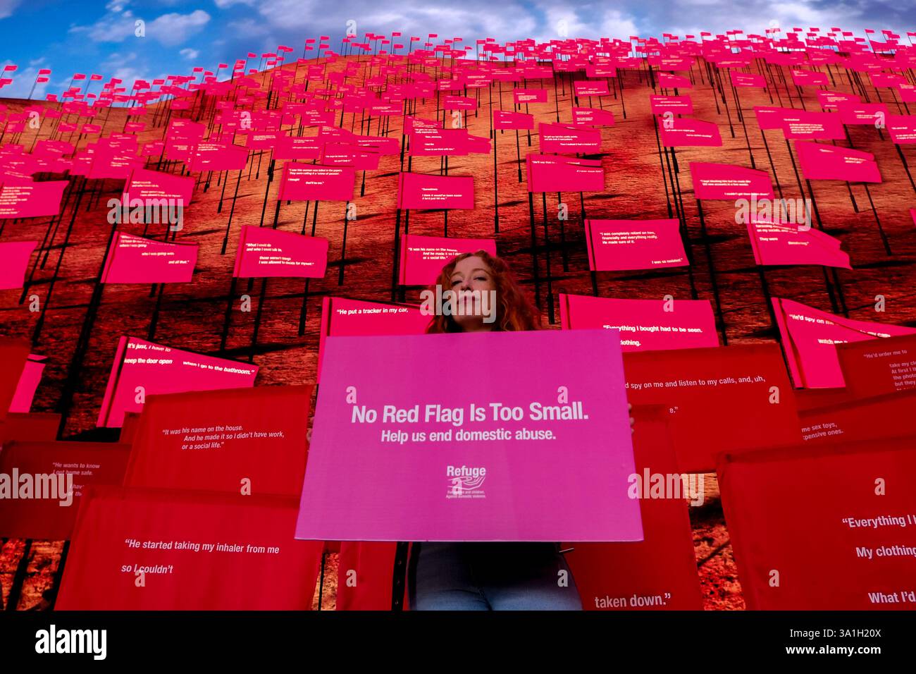 Londra, Regno Unito. 8 marzo 2025. L'attore Victoria Yeates sostiene la campagna "No Red Flag is too small" Refuge. L'installazione immersiva di un giorno presso The Outernet, da parte della più grande organizzazione di abusi domestici del Regno Unito, è stata progettata per aiutare a identificare i segnali di allarme degli abusi e a sensibilizzare l'opinione pubblica. L'installazione di 100 bandiere rosse e bandiere digitali, ciascuna con una citazione stampata di un sopravvissuto agli abusi domestici, crea un display di impatto visivo. Credito: Fotografia dell'undicesima ora/Alamy Live News Foto Stock