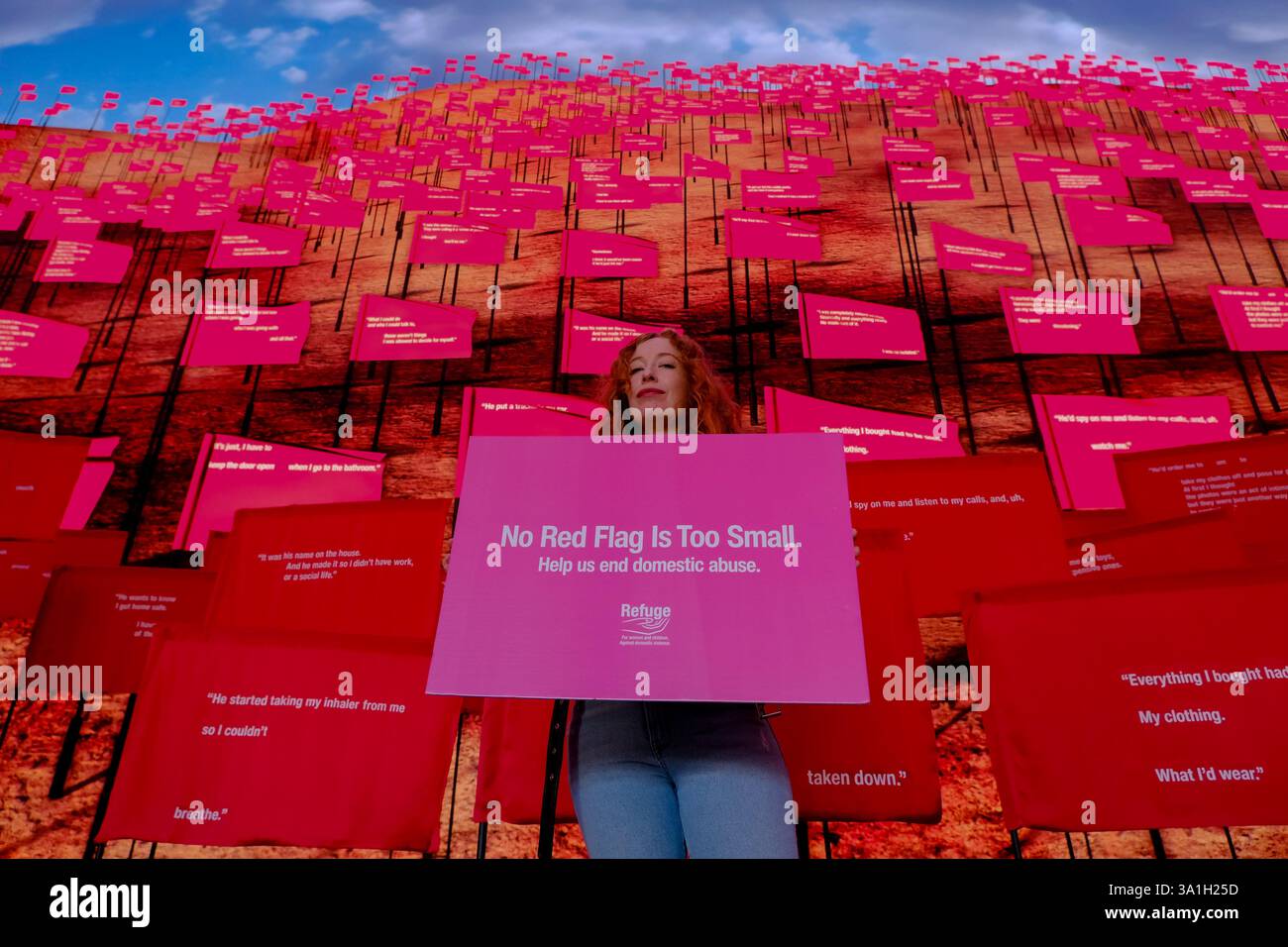 Londra, Regno Unito. 8 marzo 2025. L'attore Victoria Yeates sostiene la campagna "No Red Flag is too small" Refuge. L'installazione immersiva di un giorno presso The Outernet, da parte della più grande organizzazione di abusi domestici del Regno Unito, è stata progettata per aiutare a identificare i segnali di allarme degli abusi e a sensibilizzare l'opinione pubblica. L'installazione di 100 bandiere rosse e bandiere digitali, ciascuna con una citazione stampata di un sopravvissuto agli abusi domestici, crea un display di impatto visivo. Credito: Fotografia dell'undicesima ora/Alamy Live News Foto Stock