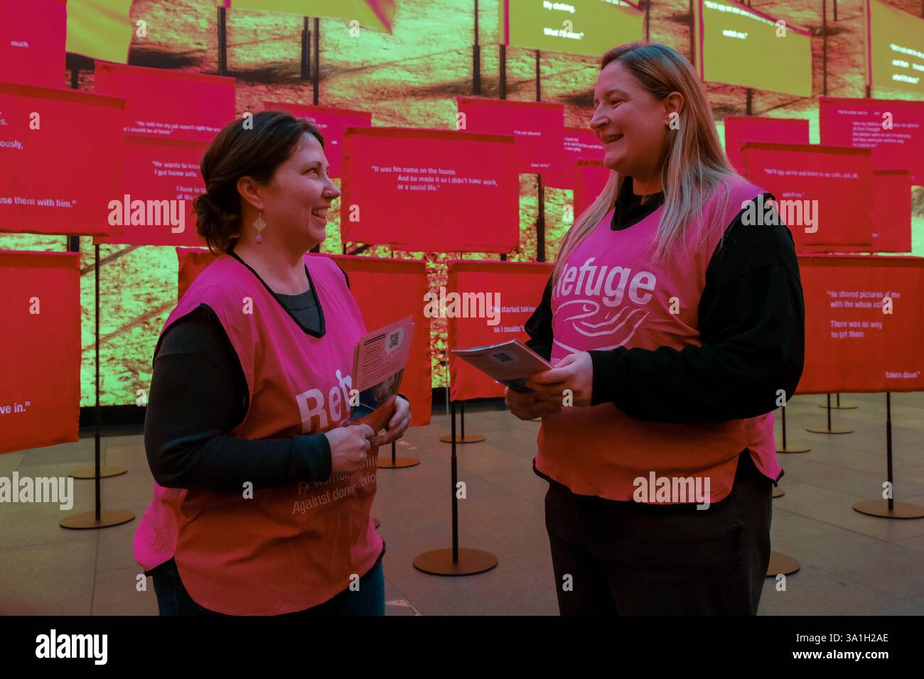 Londra, Regno Unito. 8 marzo 2025. I volontari dell'organizzazione benefica Refuge si preparano ad aiutare i visitatori all'installazione immersiva "No Red Flag is too small" presso l'Outernet in occasione della giornata internazionale della donna. Refuge è la più grande organizzazione di abusi domestici del Regno Unito, con l'obiettivo di sensibilizzare e riconoscere i segni di diverse forme di abuso. Credito: Fotografia dell'undicesima ora/Alamy Live News Foto Stock