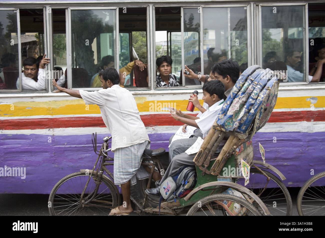 Caos del traffico stradale di autobus e risciò ciclabile, Dacca, Bangladesh, Asia Foto Stock