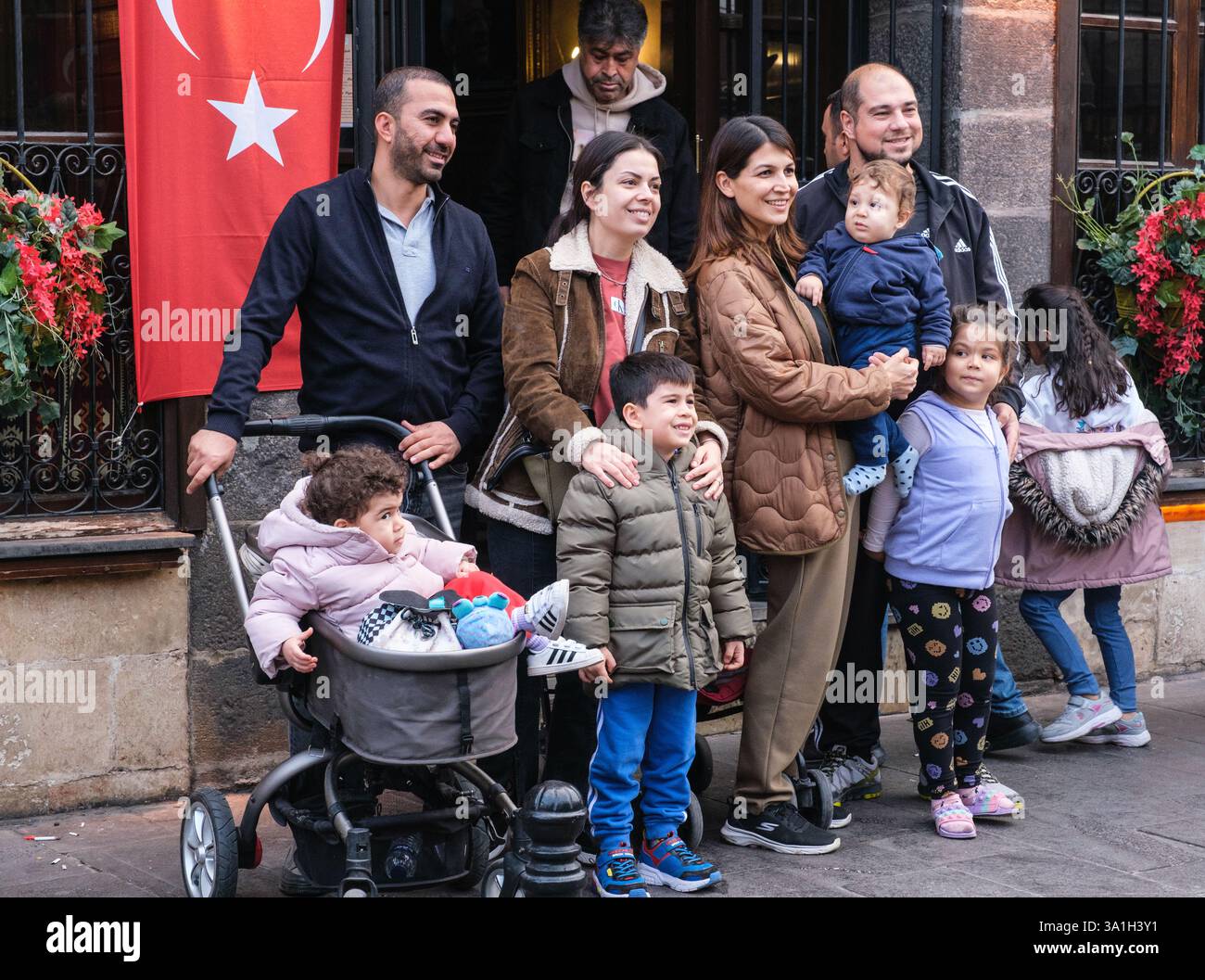 Gaziantep, Turchia, Turkiye. Ritratto per famiglie di fronte al bar Tahmis. Foto Stock