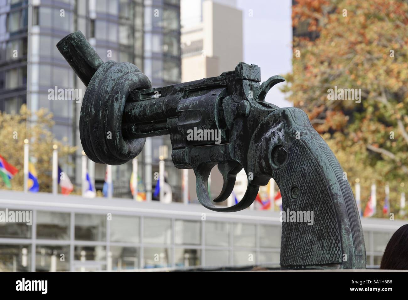 Pistola con nodo nella canna, scultura di Carl Fredrik Reuterswaerd di fronte al quartier generale delle Nazioni Unite, scultura di un barile annodato di fronte Foto Stock