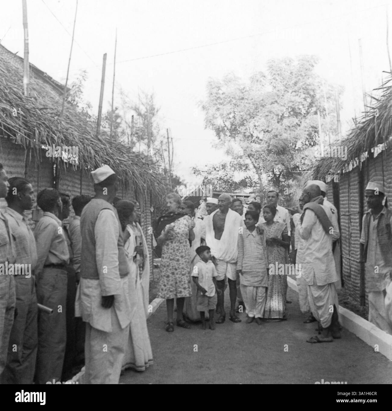 Agatha Harrison, nipote di Shanti Harilal Gandhi, Mahatma Gandhi, Chakravarti Rajagopalachari e altri a Madras, 1946, India NO MR Foto Stock