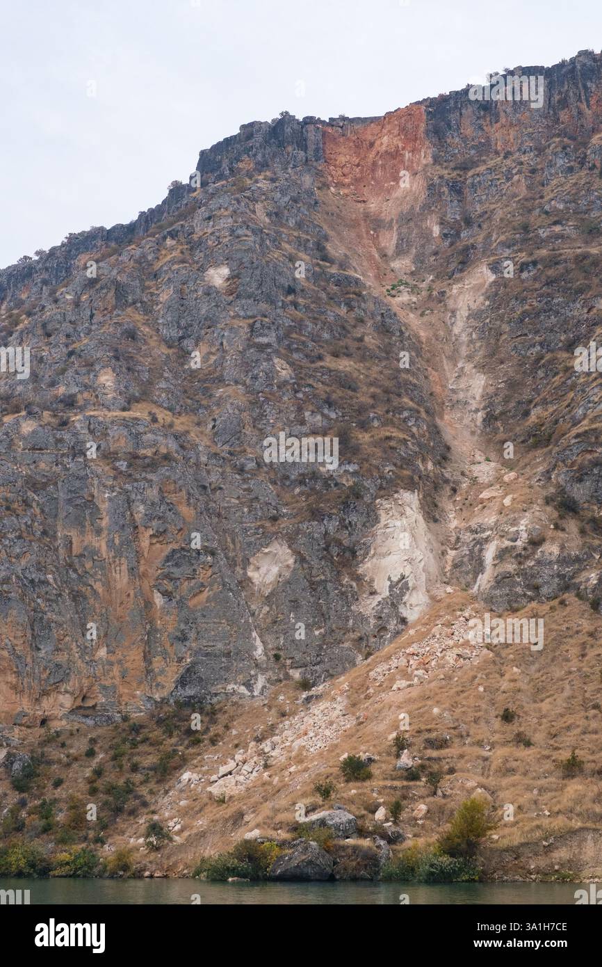 Turchia, Turkiye. Rock Slide di un terremoto lungo le rive del fiume Eufrate tra Halfeti e Rumkale. Foto Stock