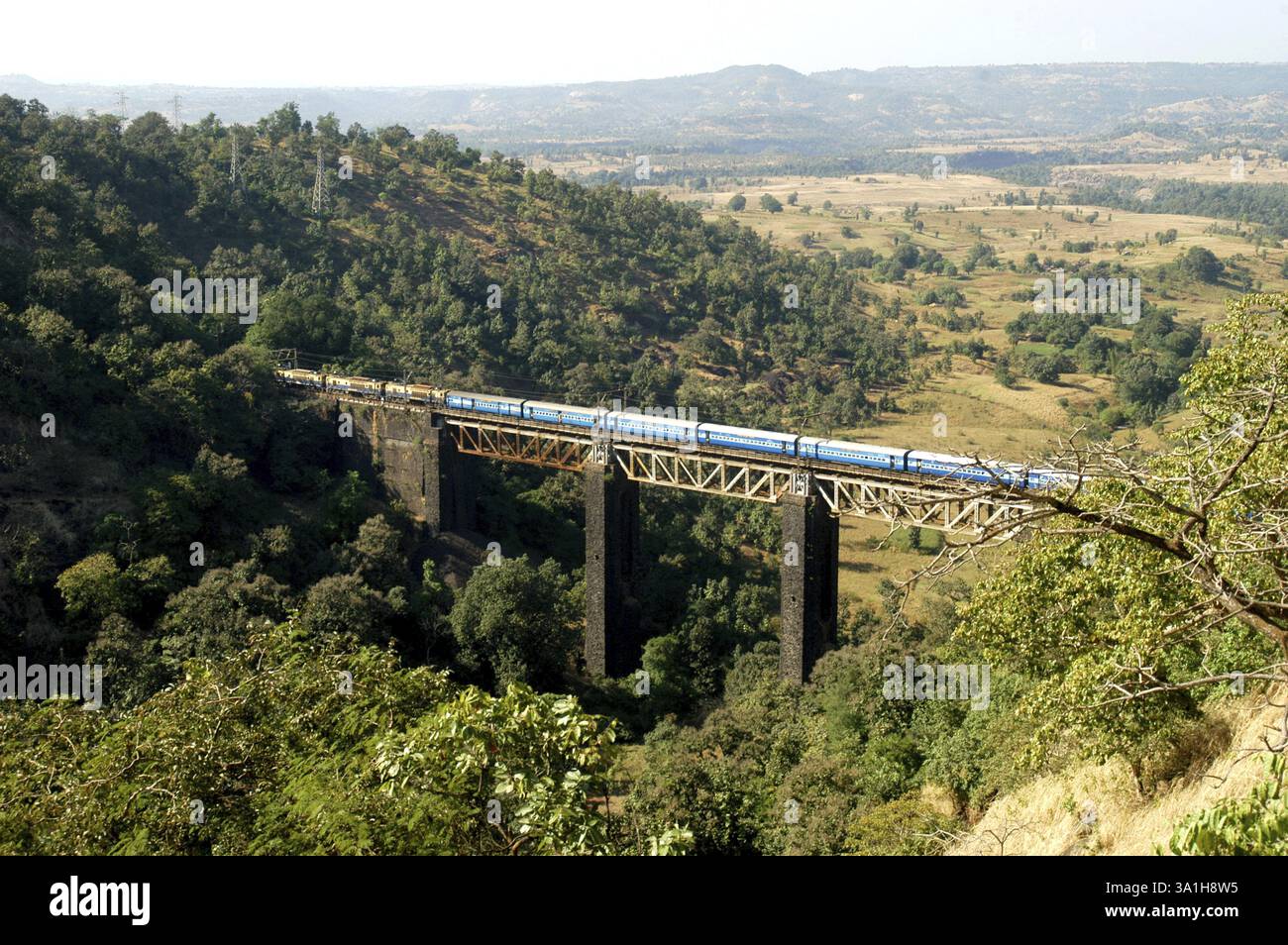 Un treno della Indian Railways passa attraverso Kasara Ghat, Maharashtra, India, Asia Foto Stock