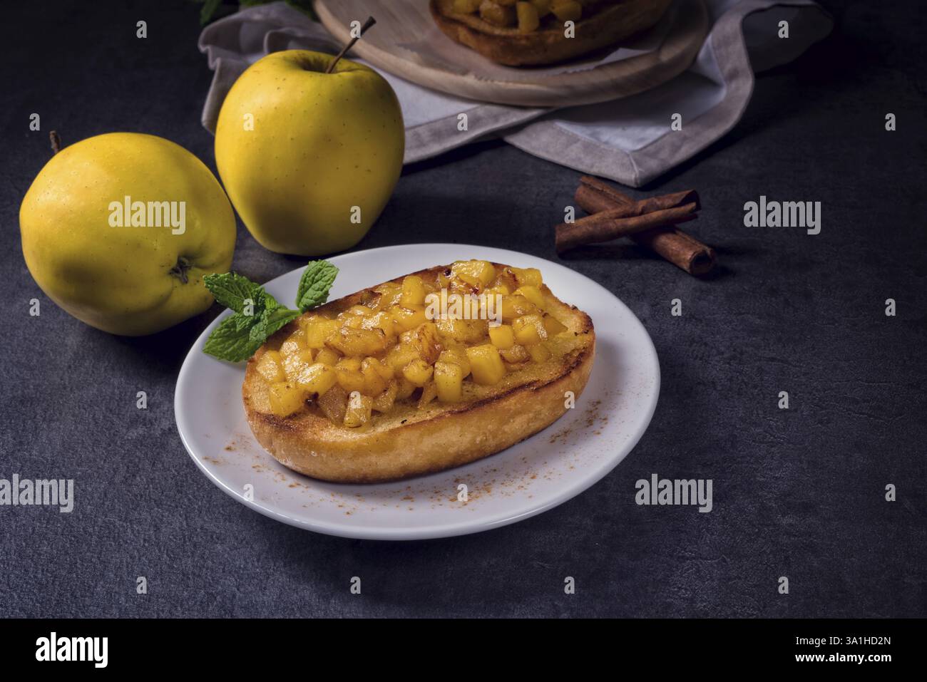 Apple diffusione di frutta con la cannella e la frutta in pezzi Foto Stock
