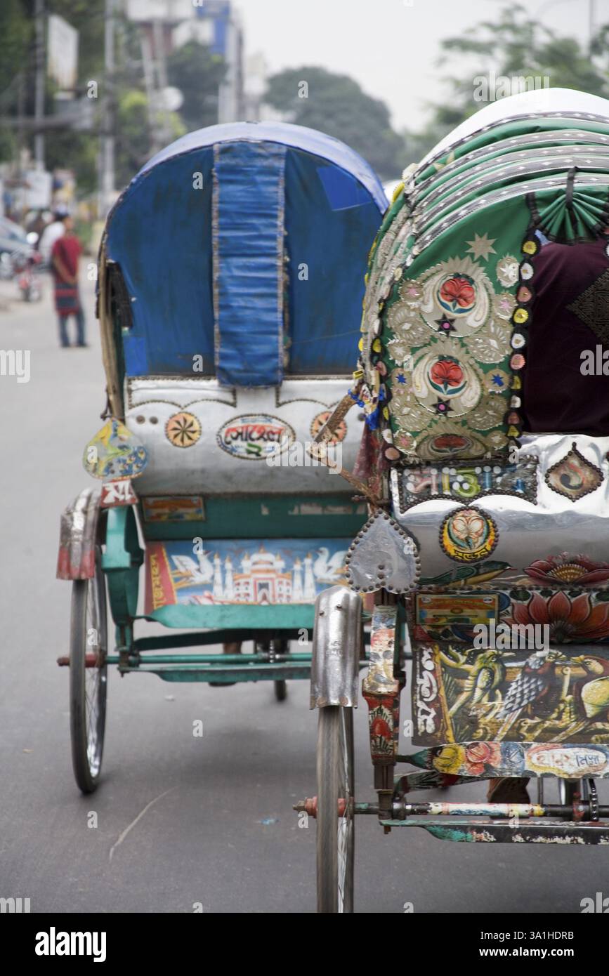 Two Cycle Rickshaw si muove per strada di Dacca, Bangladesh, Asia Foto Stock