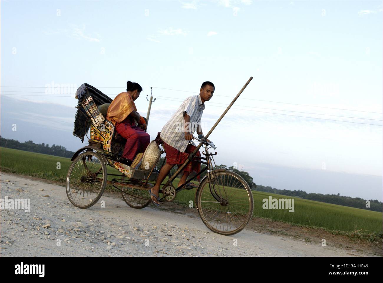 Uomo che cavalca il risciò, Bongaigaon, Assam, India, Asia Foto Stock