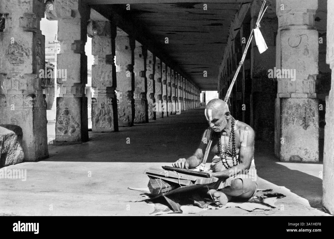 Prete seduto nel tempio, India NO MR Foto Stock