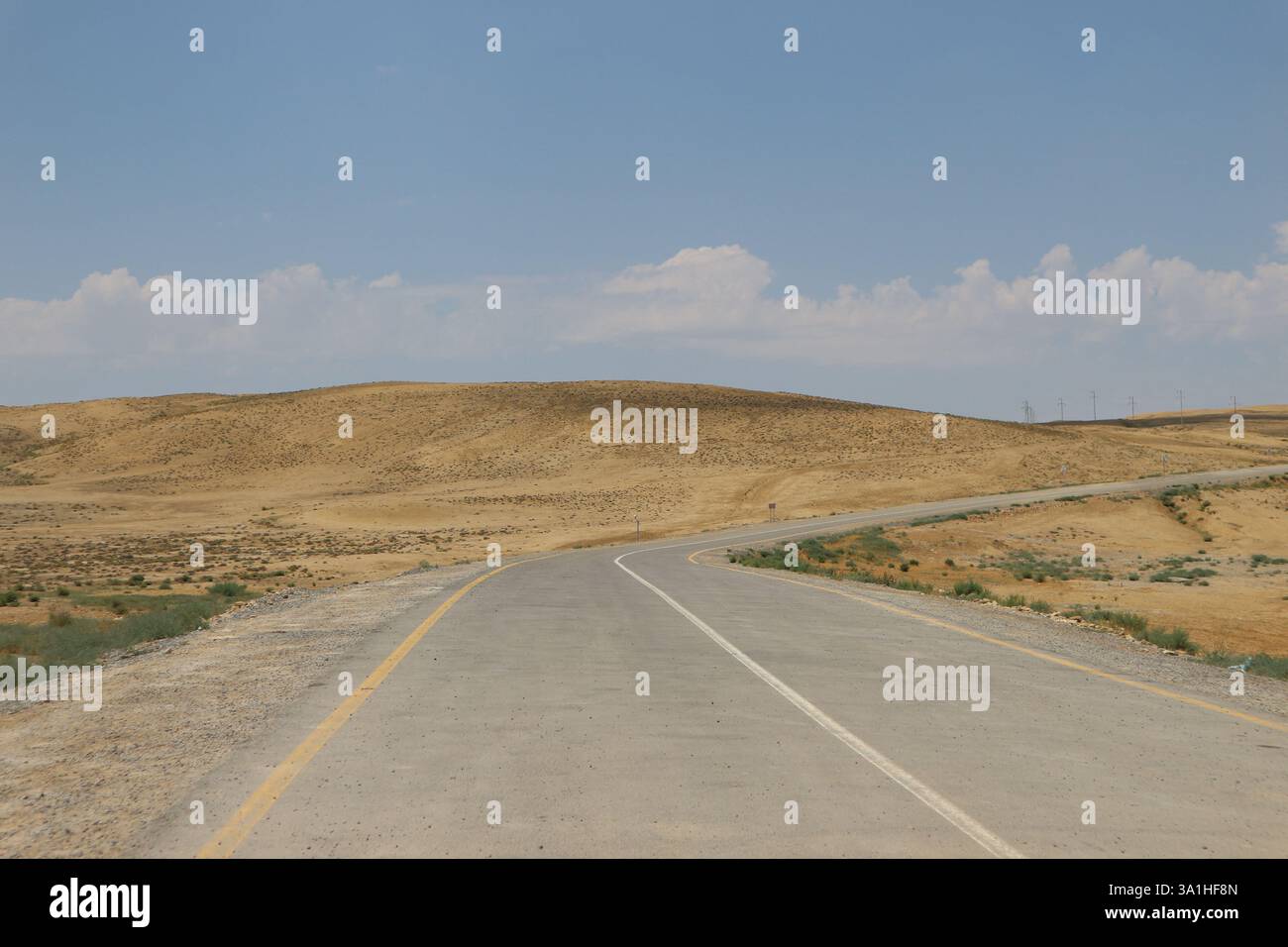 Una strada infinita attraverso il deserto, un viaggio mozzafiato all'orizzonte. Foto Stock