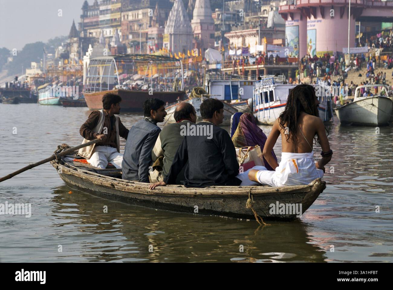Persone che si godono un giro in barca nel sacro fiume Ganga a Rabharavi ghat, Varanasi, Uttar Pradesh, India, Asia Foto Stock