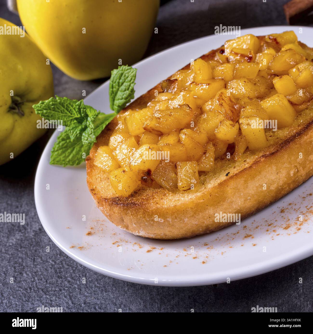 Apple diffusione di frutta con la cannella e la frutta in pezzi Foto Stock