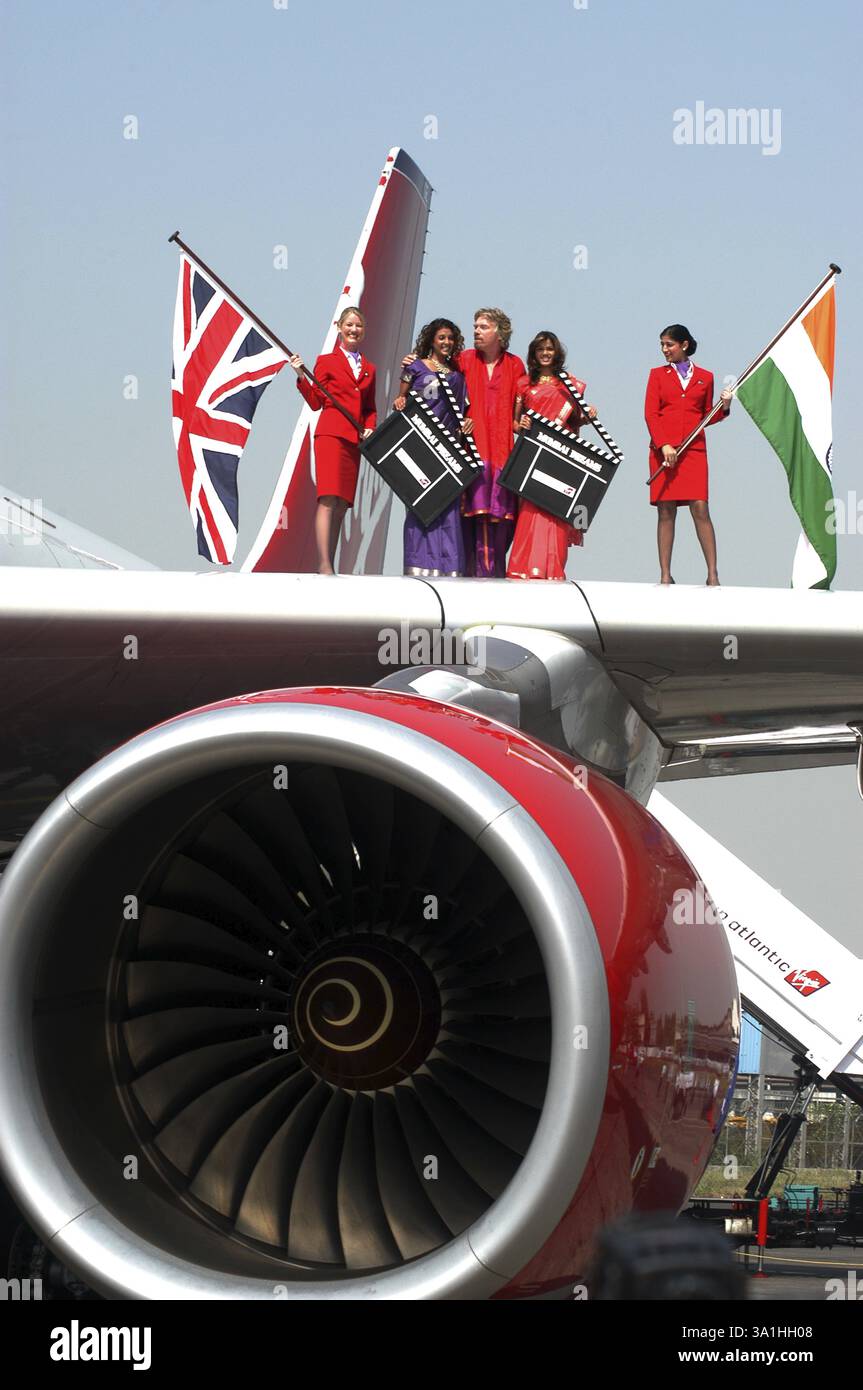 Proprietario della Virgin Atlantic Airways Richard Branson insieme ai modelli indiani e alla hostess aerea che detiene bandiera dell'India e della Gran Bretagna sulle ali dell'Airbus A. Foto Stock Proprietario della Virgin Atlantic Airways Richard Branson insieme ai modelli indiani e alla hostess aerea che detiene bandiera dell'India e della Gran Bretagna sulle ali dell'Airbus A. Foto Stock