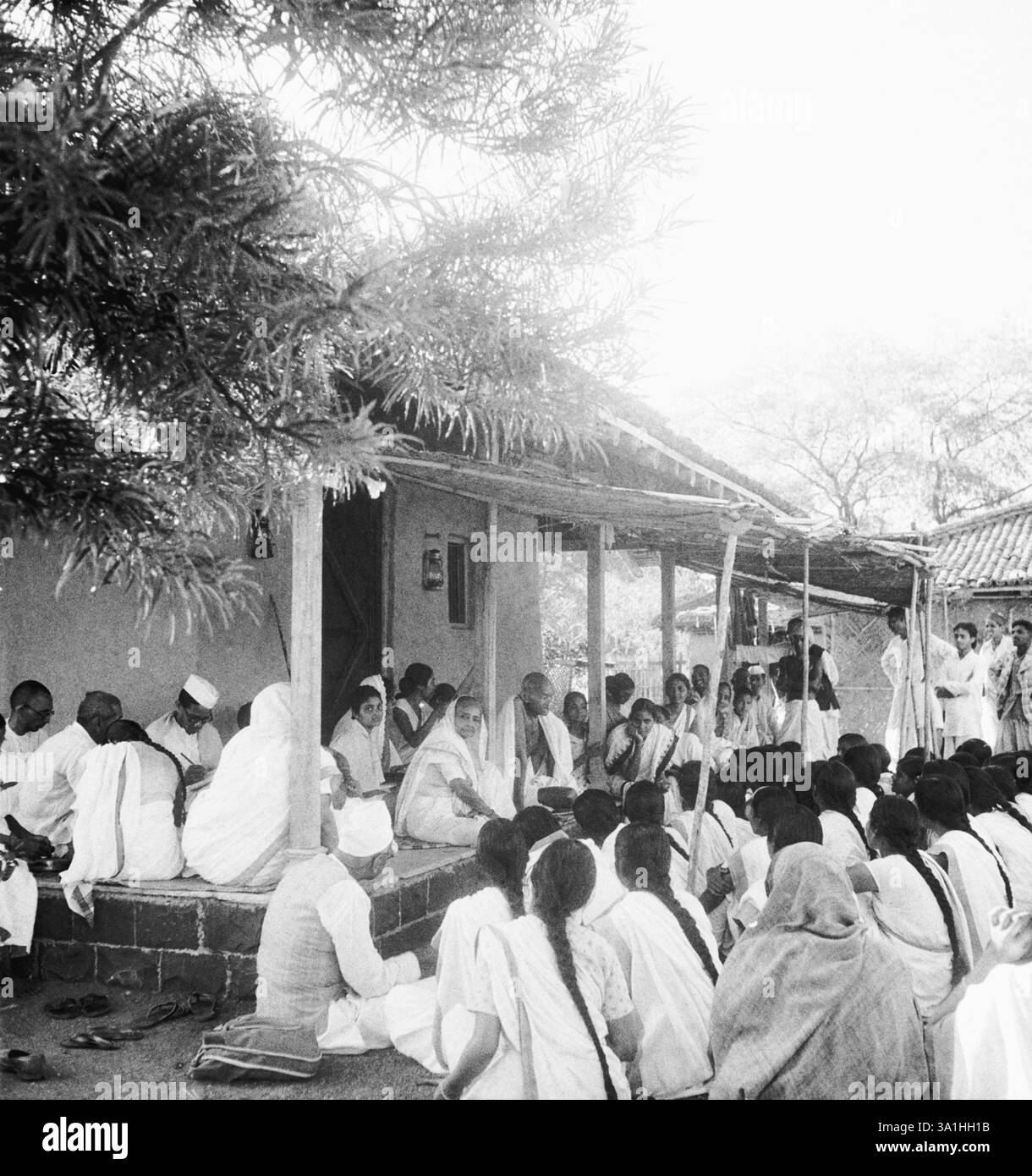 Mahatma Gandhi e Kasturba Gandhi parlano con le ragazze di Mahila Ashram (Wardha), in occasione del Rantia Jayanti (Spinning Wheel Anniversary) davanti Foto Stock