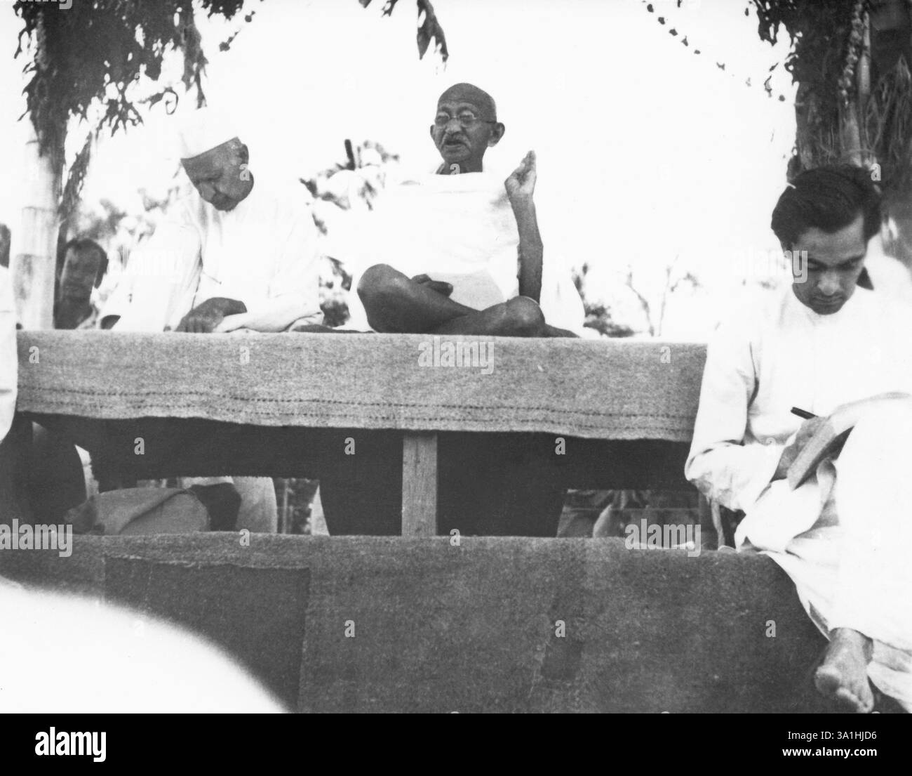 Il Mahatma Gandhi a parlare con la gente mentre facendo bagni di sole villaggio Noakhali Dasgharia Bengala Orientale Kanu Gandhi alloggiato a partire dal mese di novembre Foto Stock