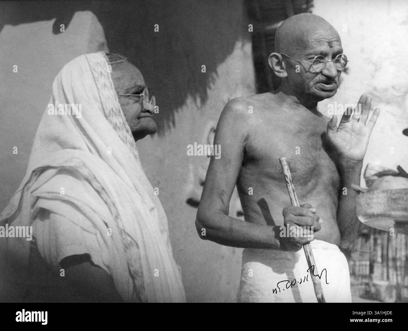 Mahatma Gandhi e Kasturba Gandhi a Sevagram Ashram, gennaio 1942 NO MR Foto Stock