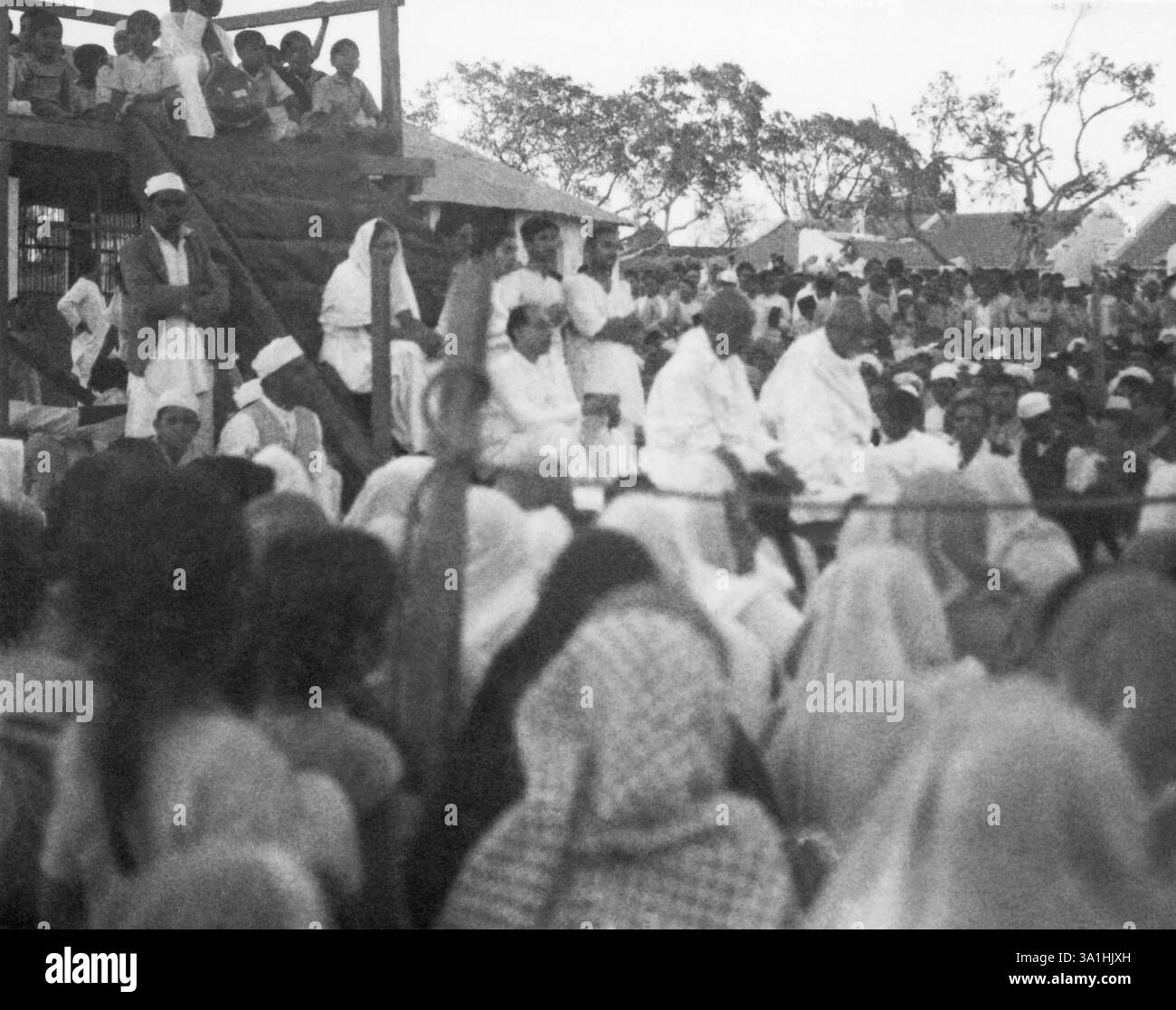 Mahatma Gandhi e Sardar Vallabhbhai Patel in un incontro di preghiera durante il digiuno del Mahatma Gandhi a Rashtriyashala Ashram, Rajkot, marzo 1939, India NO MR Foto Stock