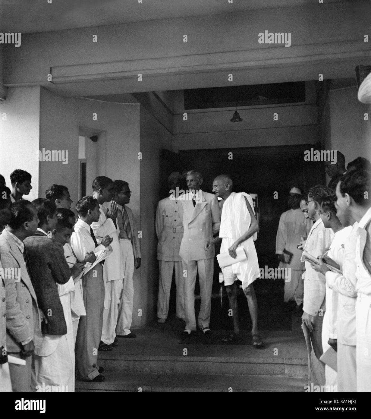 Mahatma Gandhi lascia il bungalow di M. A. Jinnah e parla ai giornalisti in attesa, Mumbai, settembre 1944 NO MR Foto Stock