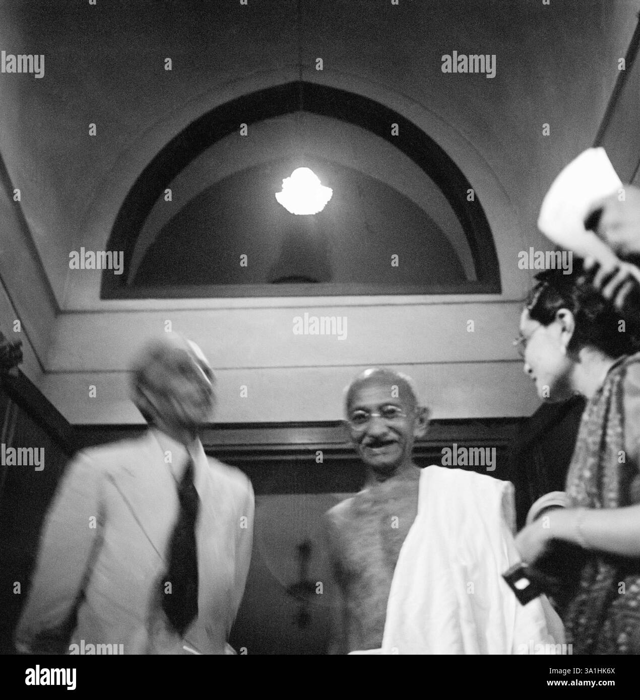 Mahatma Gandhi lascia il bungalow di M. A. Jinnah e parla ai giornalisti in attesa, Mumbai, settembre 1944 NO MR Foto Stock