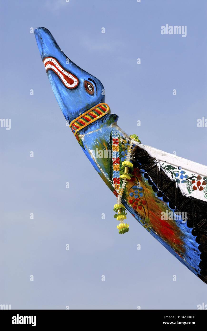 Testa riccamente dipinta, mitologica barca da pesca di campagna sul fronte degli animali e cielo blu Kunkeshwar Beach Konkan Coast Sindhudurg Foto Stock