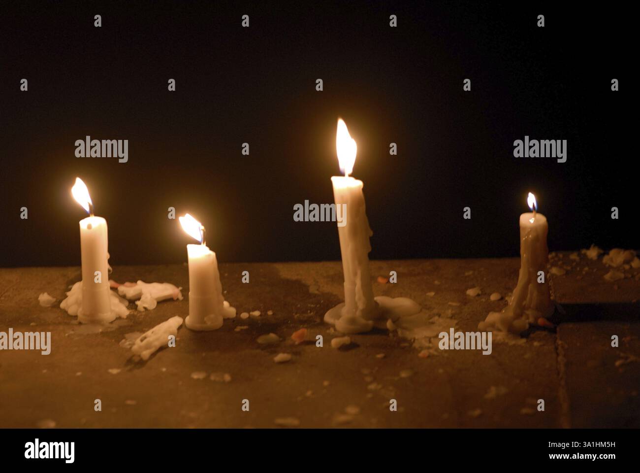 Candele di cera illuminate per celebrare il Festival di Gudi Padva, Capodanno della religione indù, Masunda Tank, Thane, Maharashtra, India, Asia Foto Stock