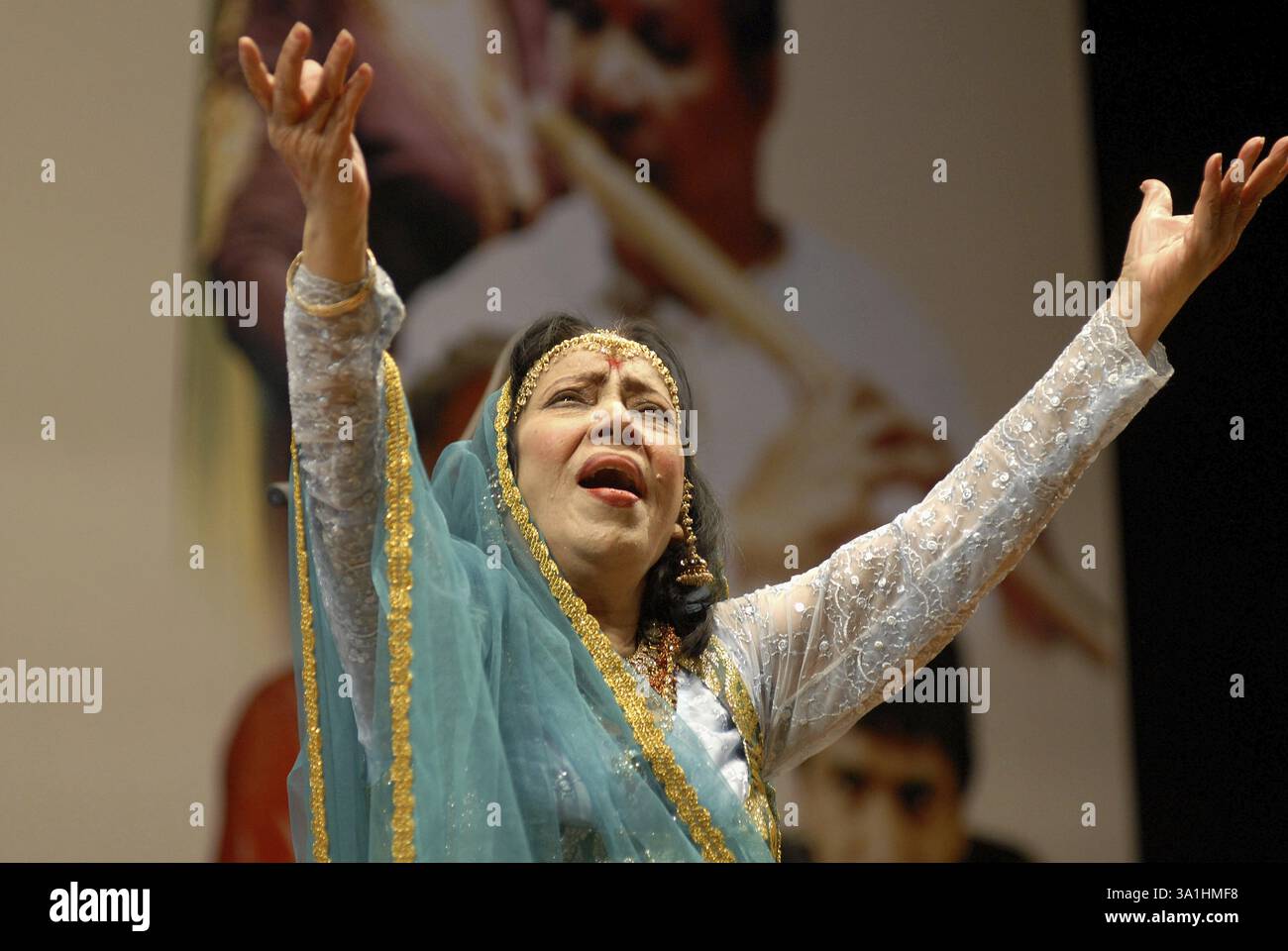 La ballerina indiana Sitara devi esegue danza classica in stile Kathak alla Shanmukananda Hall di Bombay Mumbai, Maharashtra, India NO MR Foto Stock