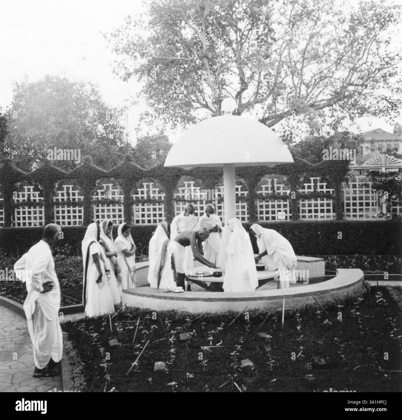 Mahatma Gandhi che dà cibo ai monaci e alle suore giainiane a Birla House Mumbai, 1945, R. D. Birla NO MR Foto Stock