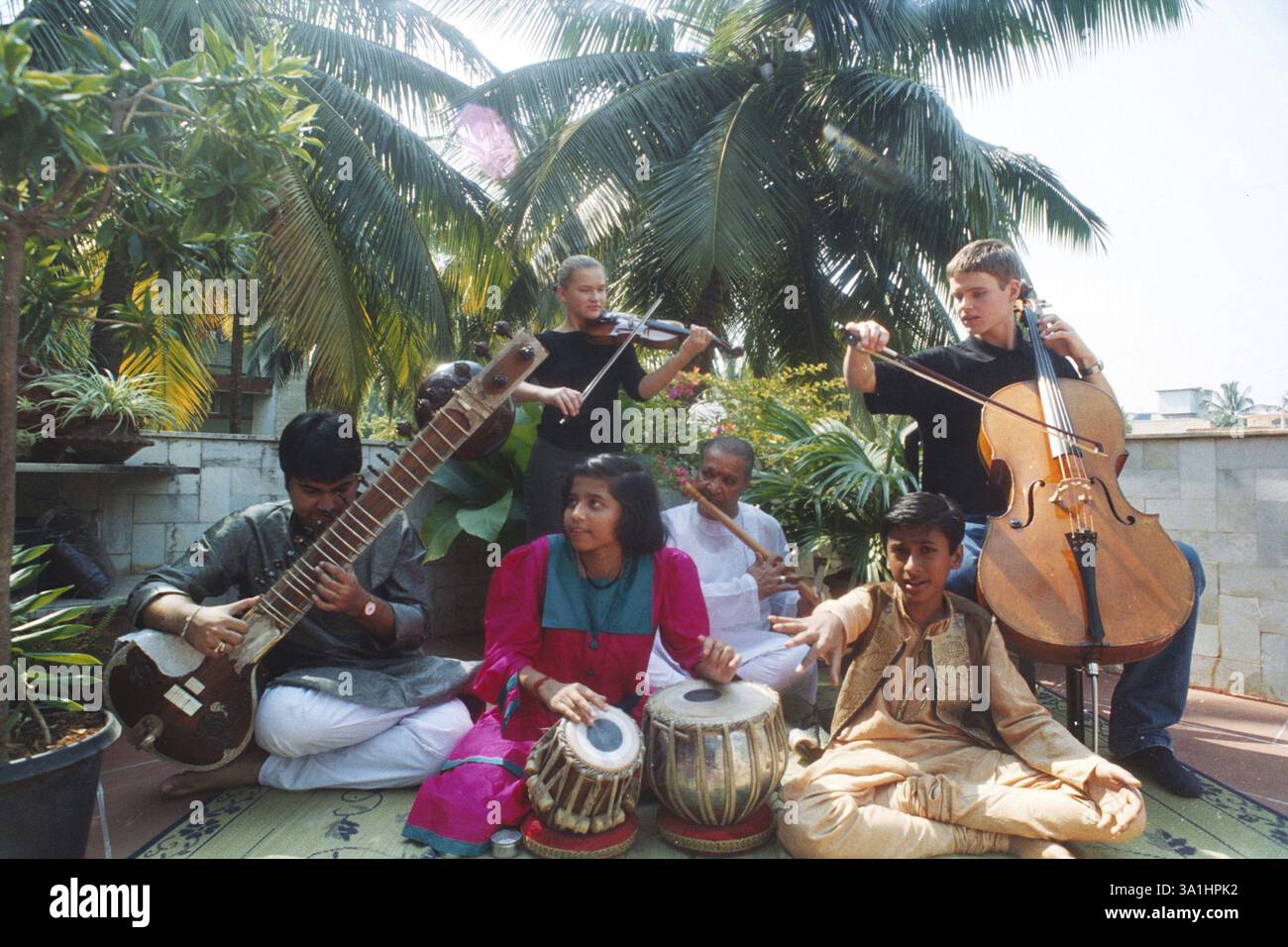 Bambini che suonano strumenti musicali con il maestro indiano di musica classica Hariprasad Chaurasia NO MR Foto Stock