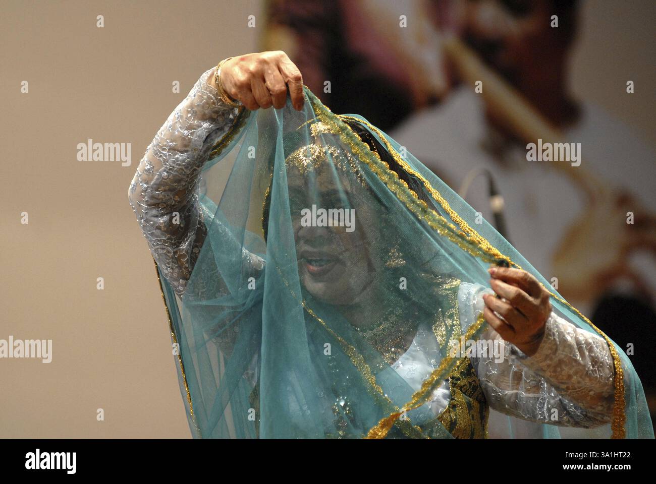 La ballerina classica di Kathak Sitara devi si esibisce alla Shanmukhananda Hall di Bombay ora Mumbai, Maharashtra, India NO MR Foto Stock