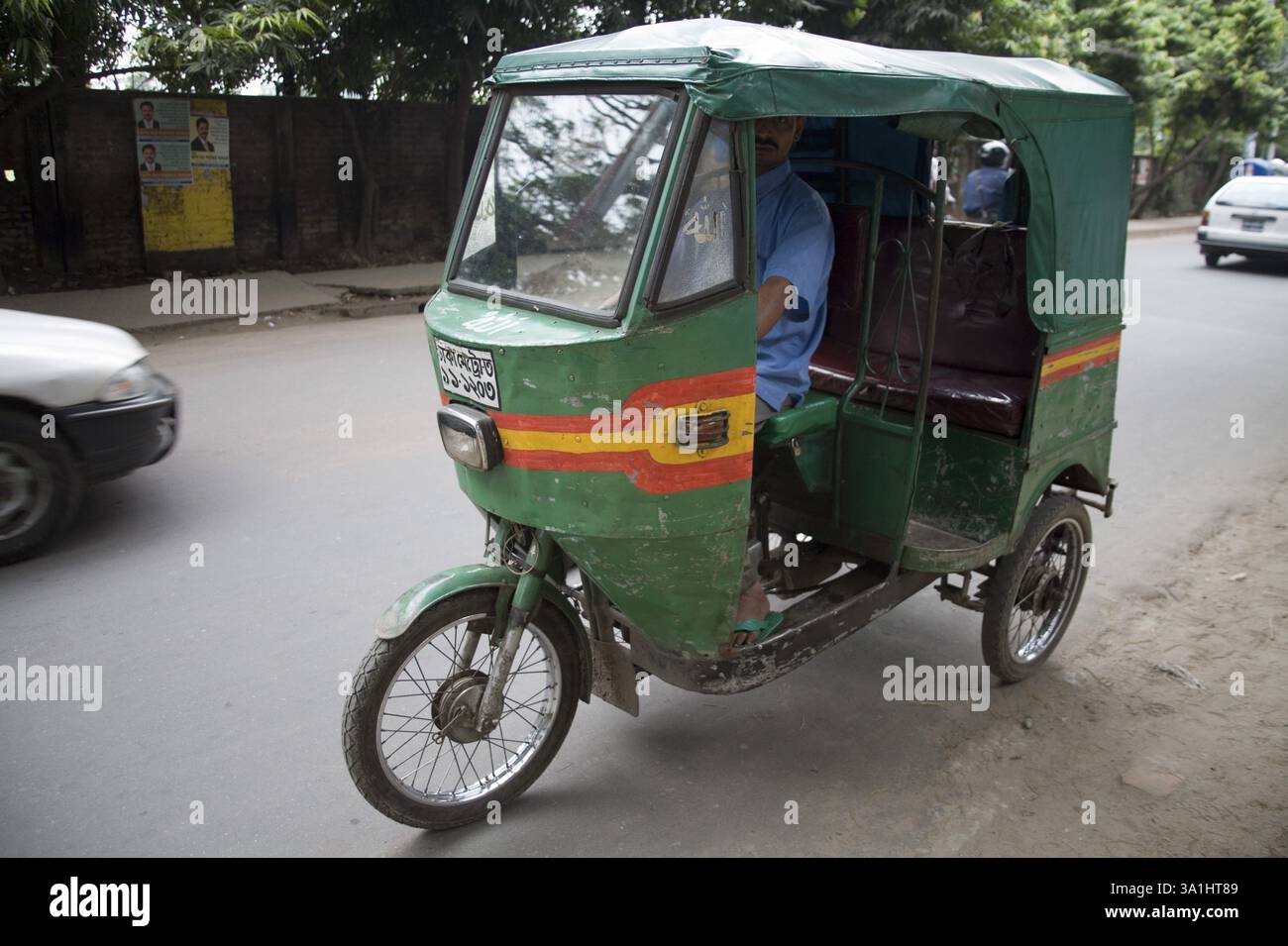 Verde auto rickshaw tempo man riding, Dacca, Bangladesh, Asia Foto Stock