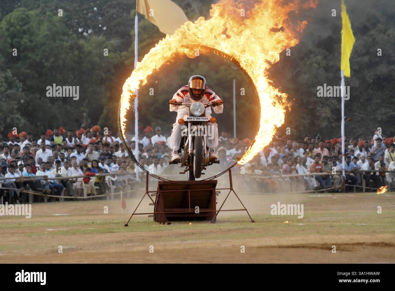 I daredii della polizia di Mumbai eseguono acrobazie in moto durante l'annuale Mumbai Police Tattoo Show a Bombay ora Mumbai, Maharashtra, India, Asia Foto Stock