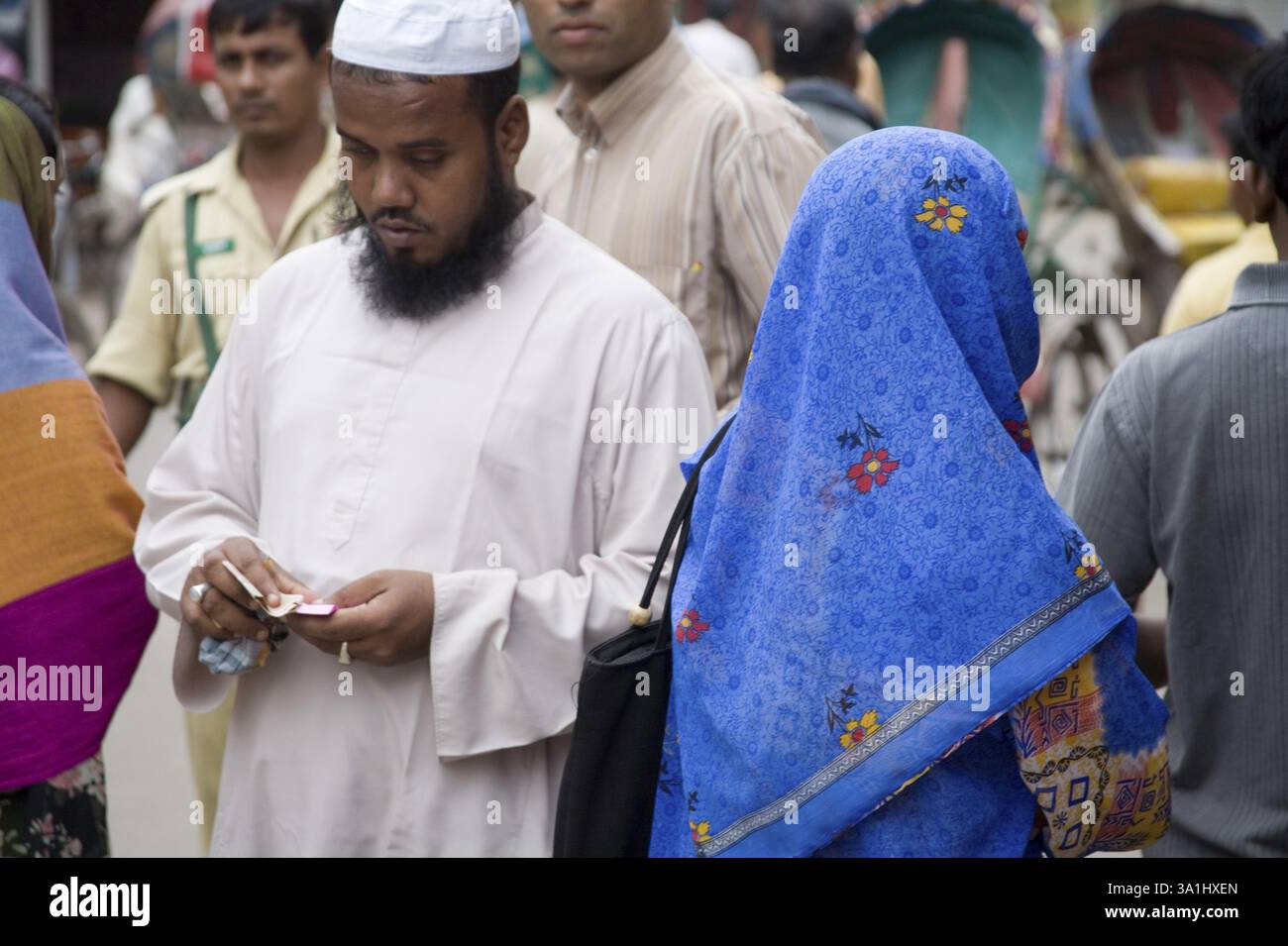 Barba musulmana uomo e donna in blu Sari, forte di Lalbagh, Dacca, Bangladesh, Asia Foto Stock