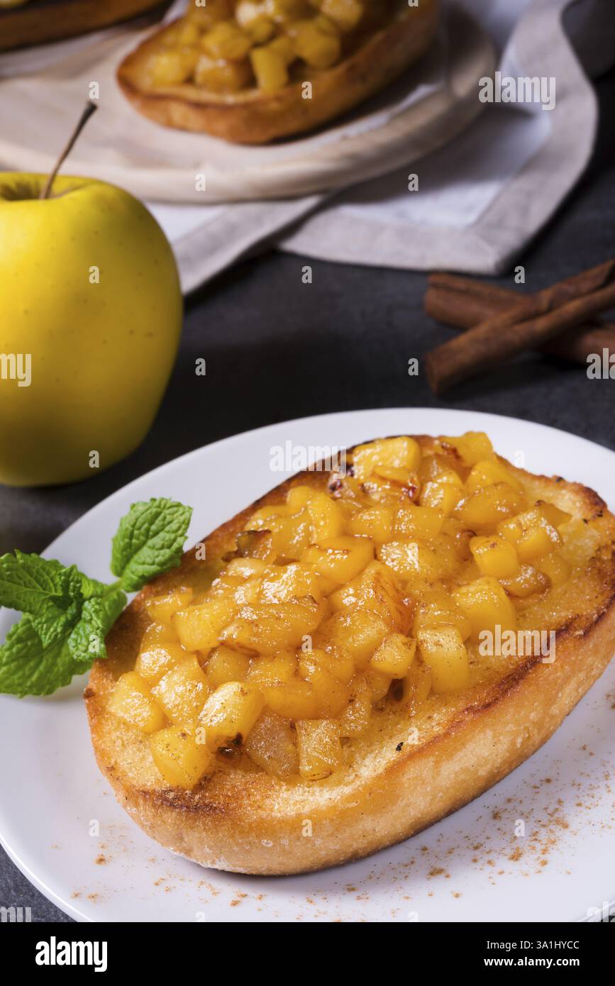 Apple diffusione di frutta con la cannella e la frutta in pezzi Foto Stock