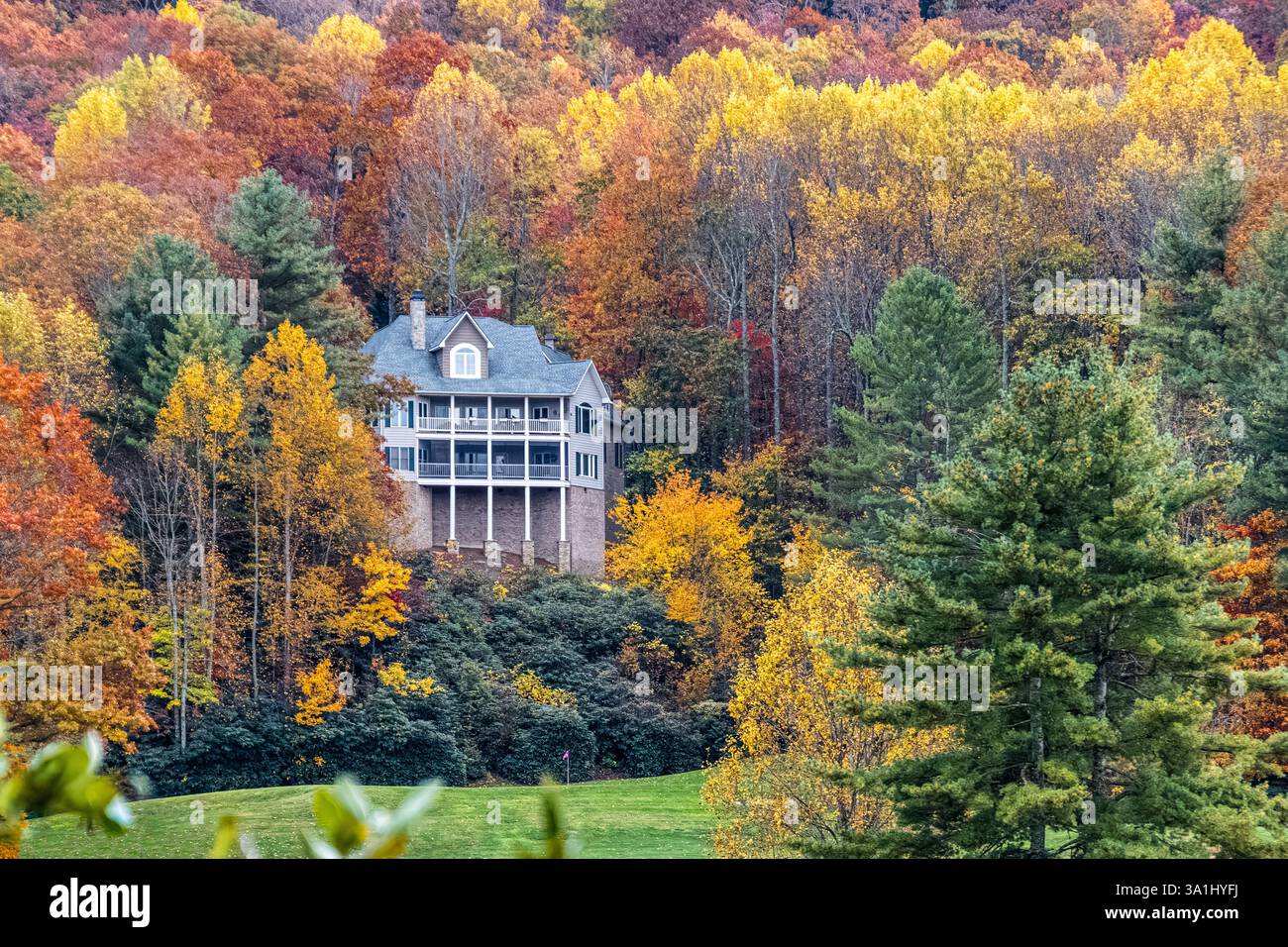 Splendidi colori autunnali allo Sky Valley Resort, nelle Blue Ridge Mountains della Georgia nord-orientale. (USA) Foto Stock