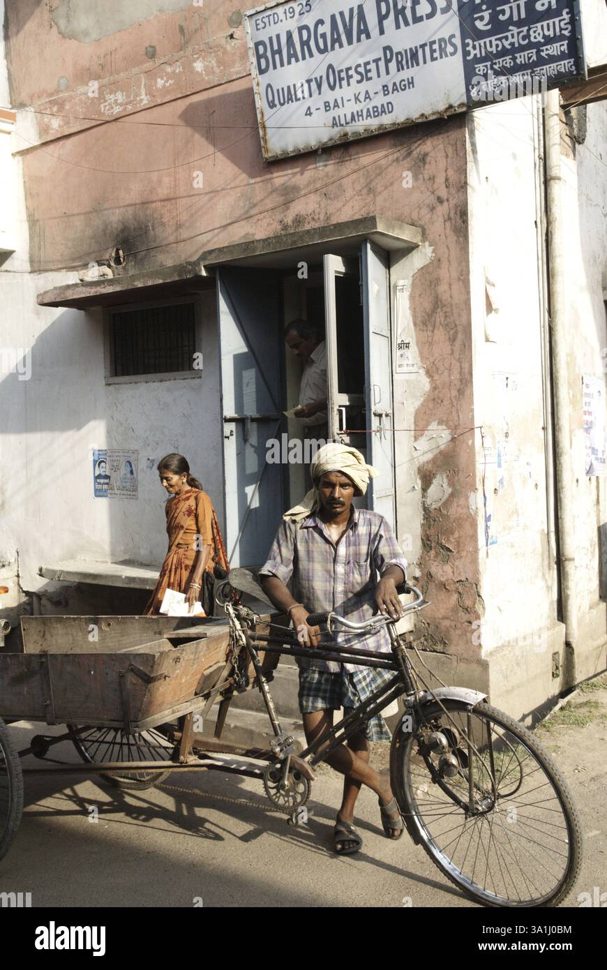 Ciclismo su risciò, Allahabad, Uttar Pradesh, India, Asia Foto Stock